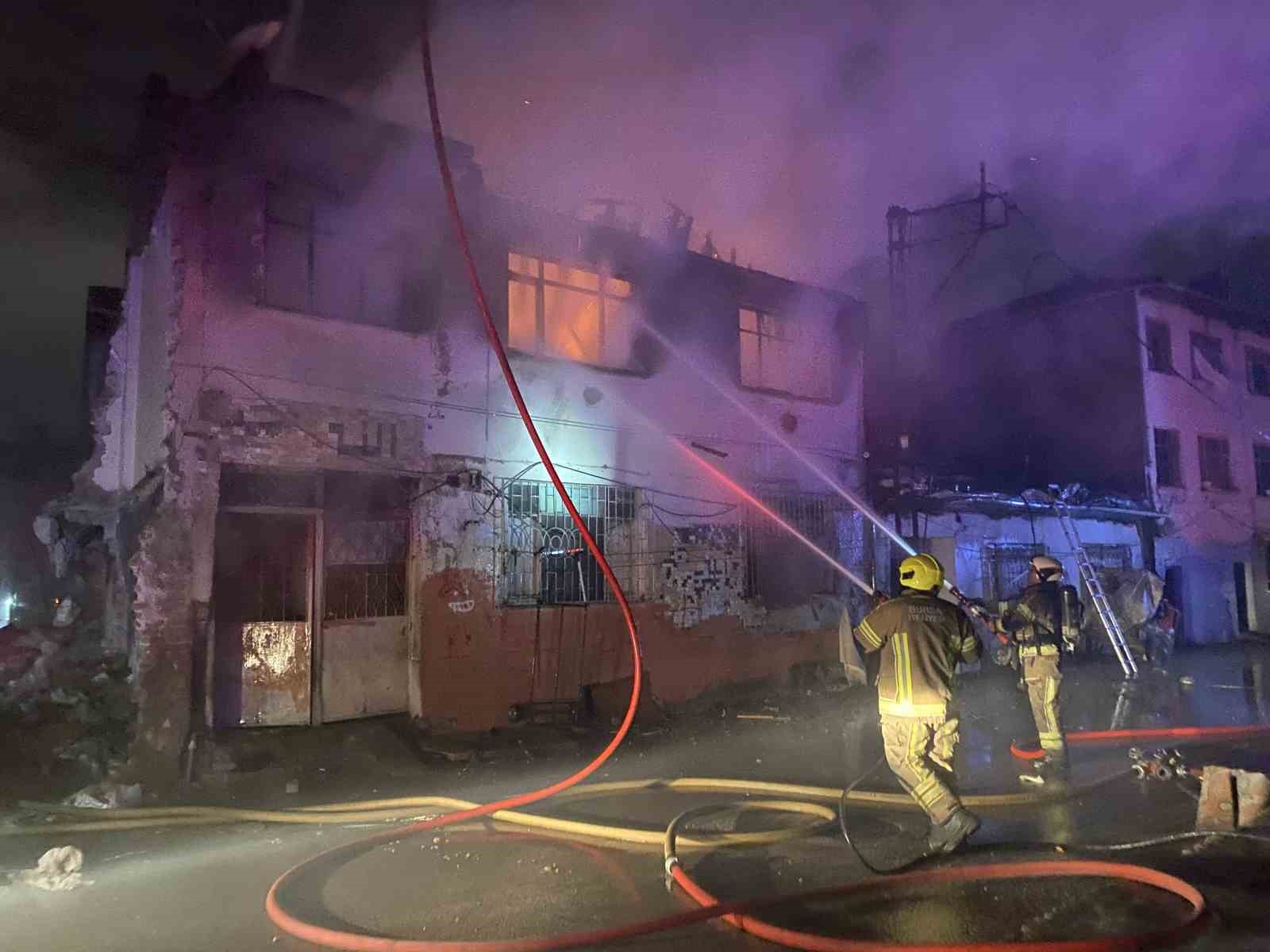 Sobadan çıkan yangın evi küle çevirdi: 2 kişi dumandan etkilendi
