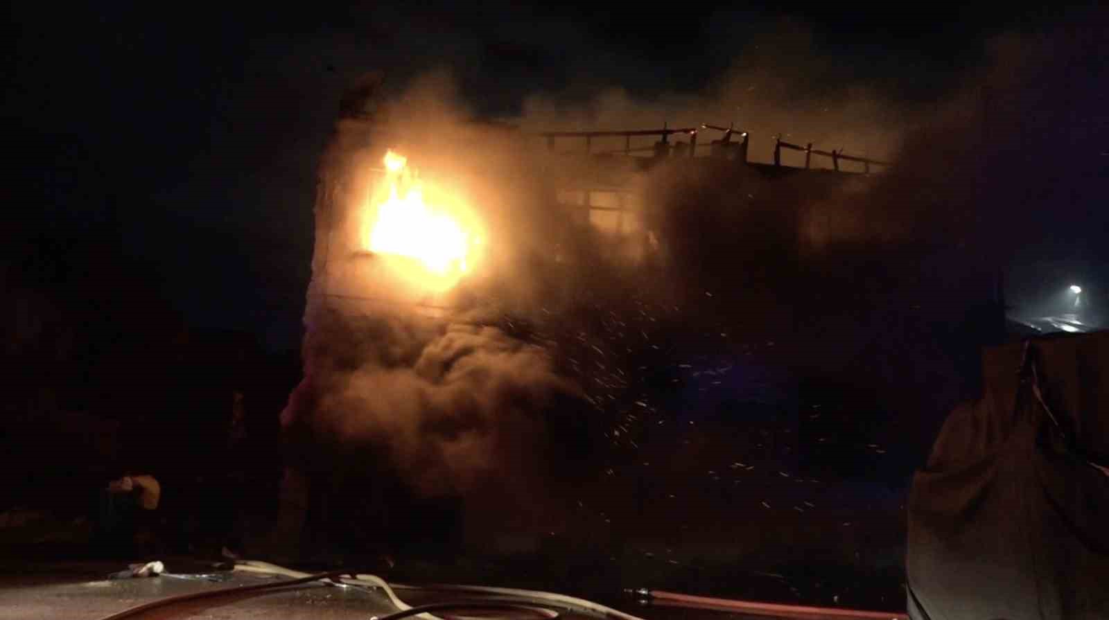 Sobadan çıkan yangın evi küle çevirdi: 2 kişi dumandan etkilendi
