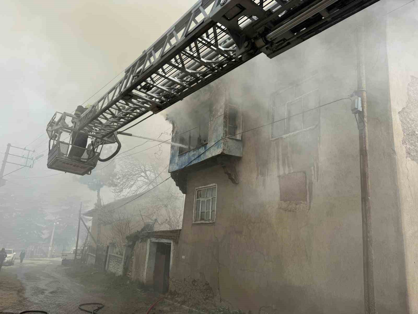 Sobadan çıkan yangın evi kullanılamaz hale getirdi
