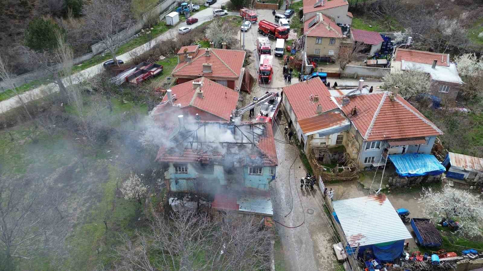 Sobadan çıkan yangın evi kullanılamaz hale getirdi
