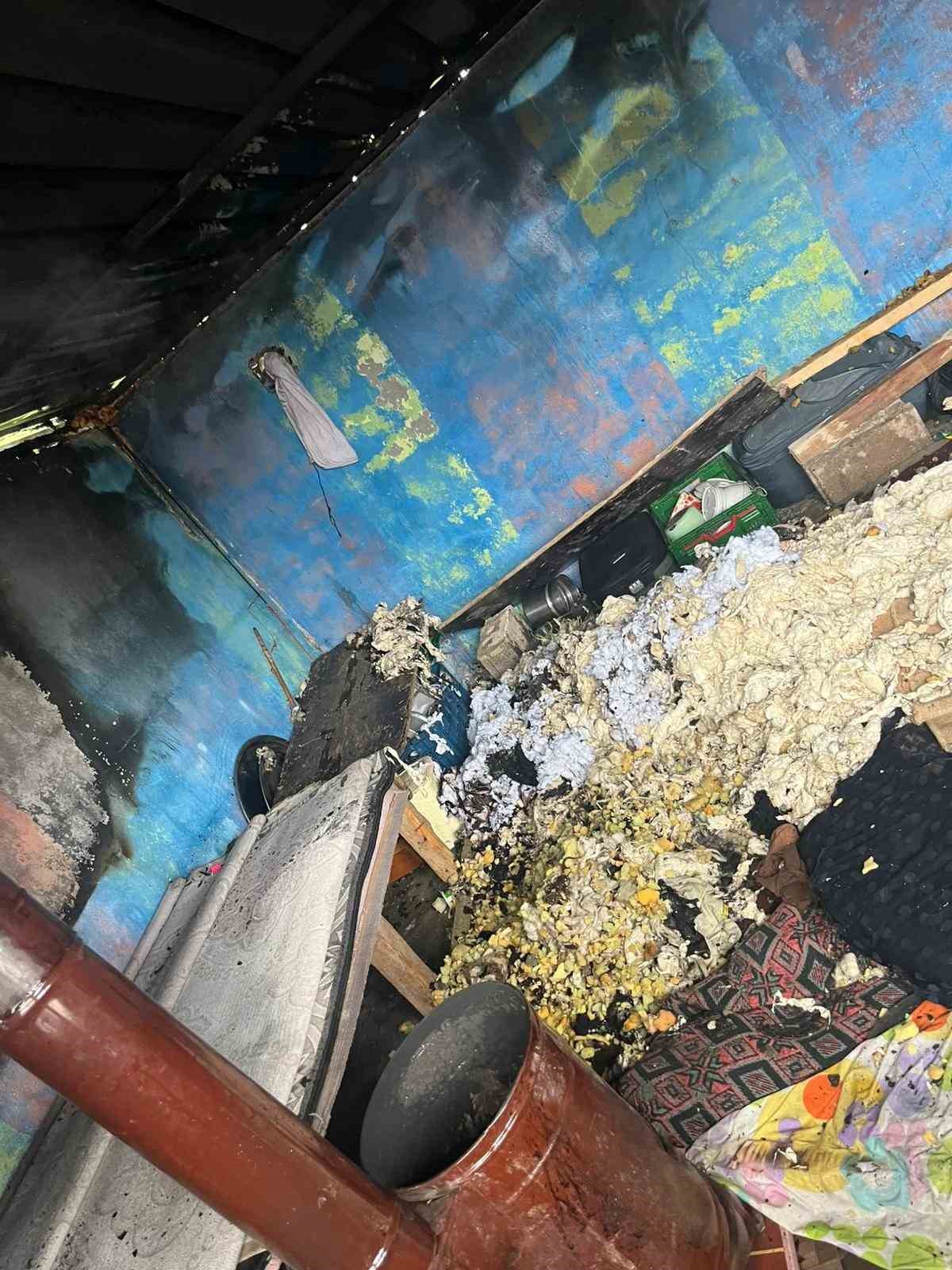 Sobadan sıçrayan kıvılcımlar evi ve çadırı alevlere teslim etti
