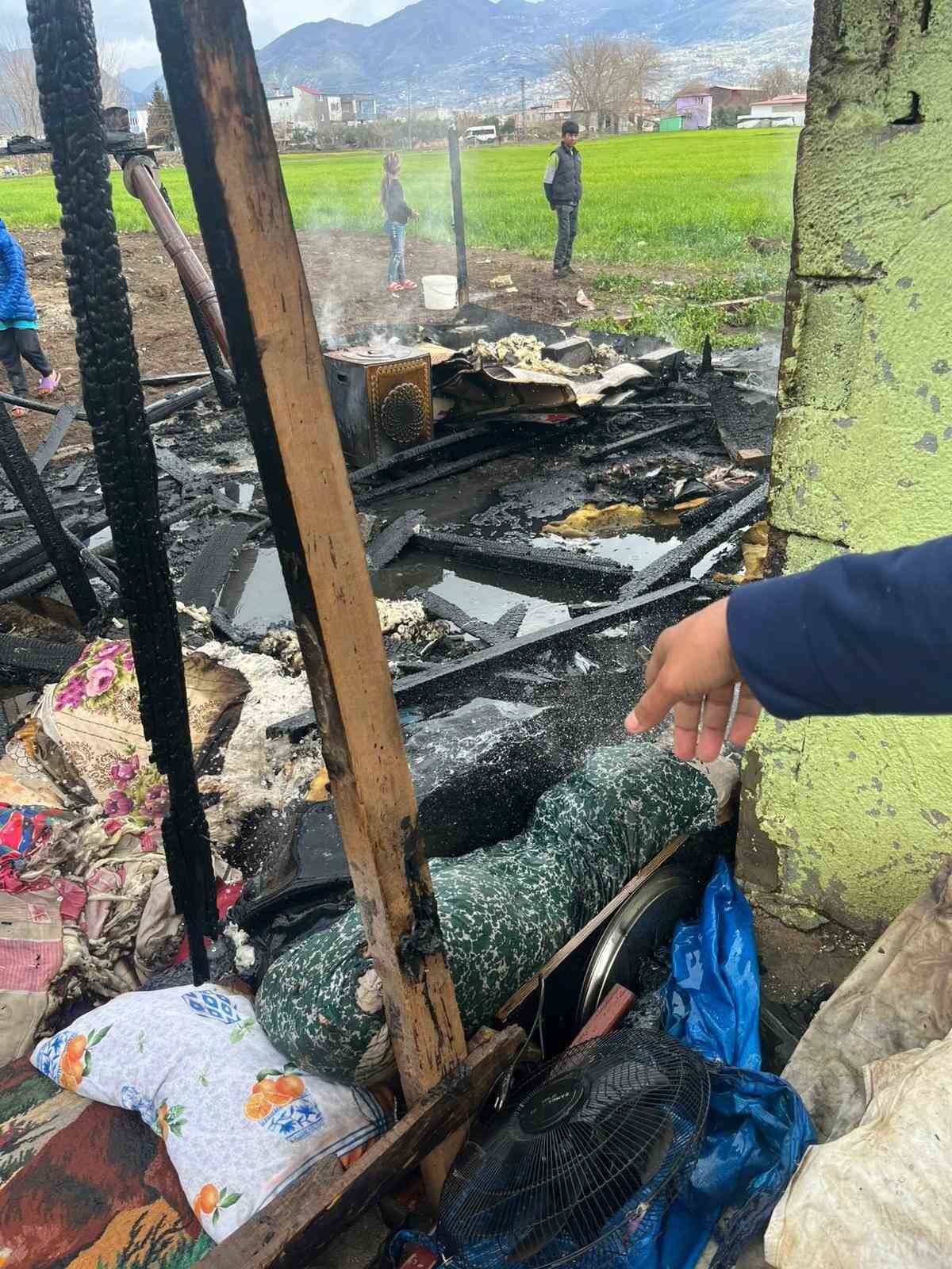 Sobadan sıçrayan kıvılcımlar evi ve çadırı alevlere teslim etti
