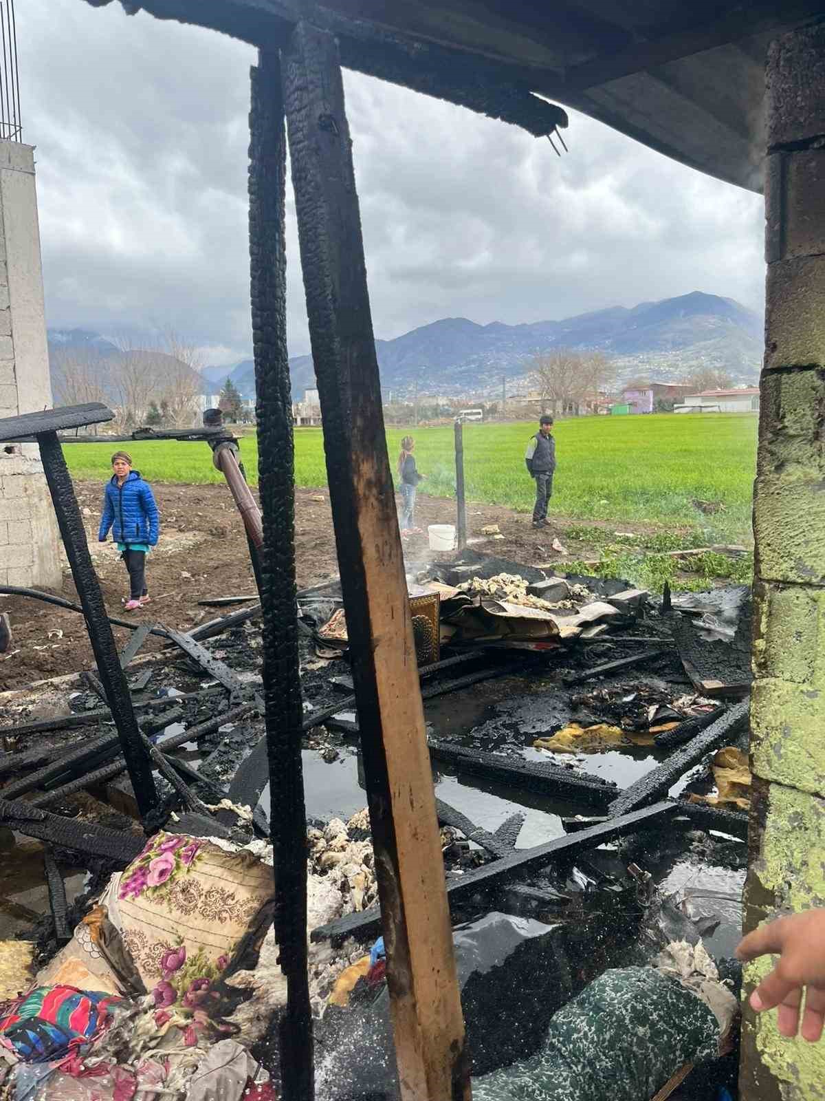 Sobadan sıçrayan kıvılcımlar evi ve çadırı alevlere teslim etti
