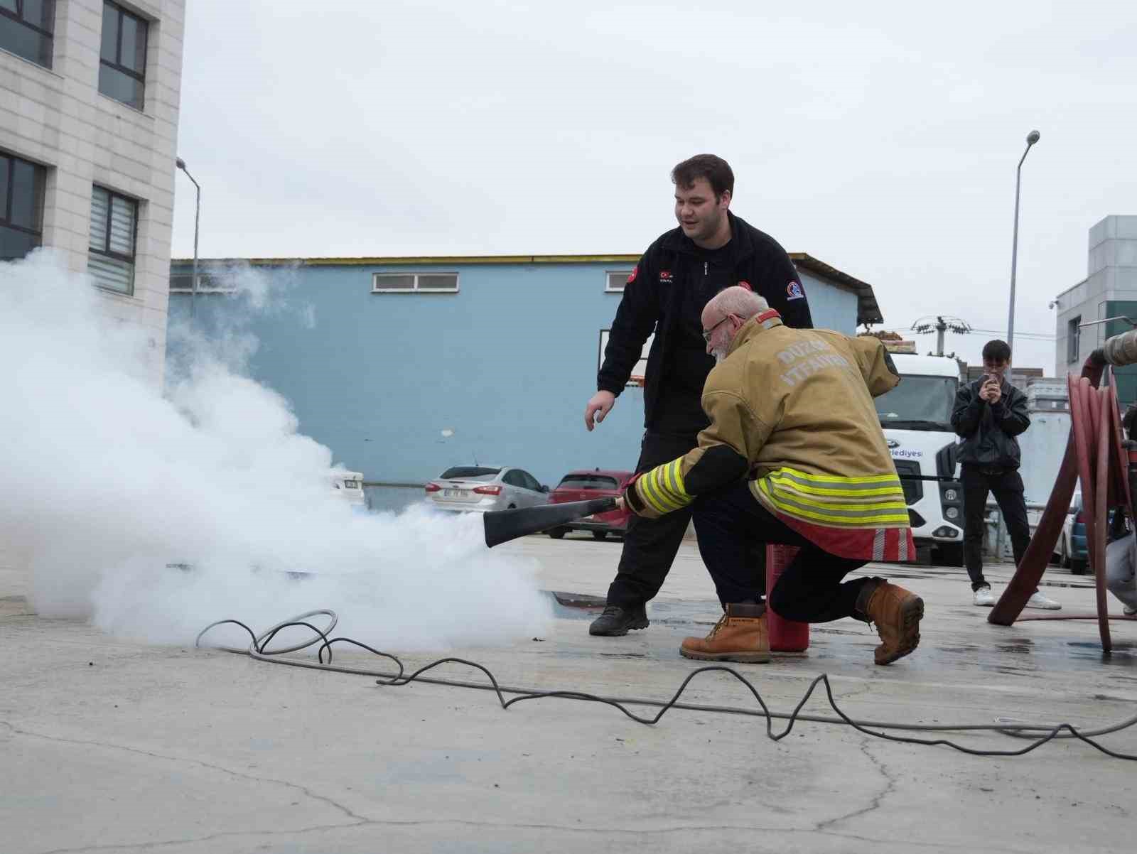 Şoförler yangın tüpü ile yangını söndürdü
