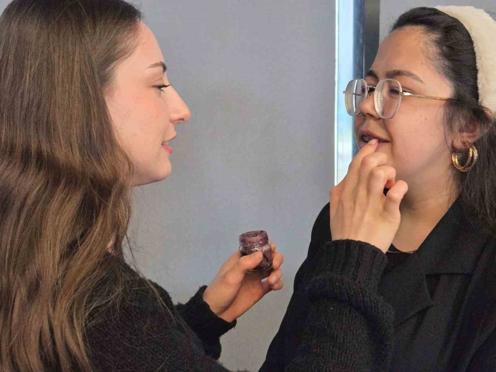 Soğan kabuğu ruj oldu: Çöpe gidecekken dudaklara sürüldü
