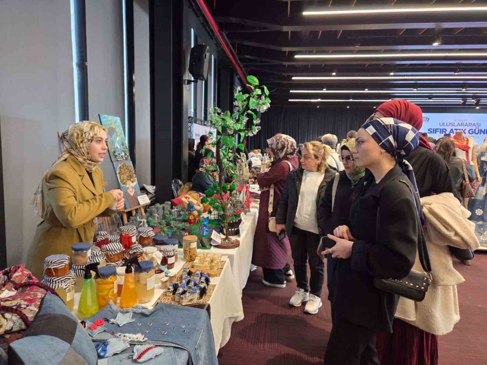 Soğan kabuğu ruj oldu: Çöpe gidecekken dudaklara sürüldü
