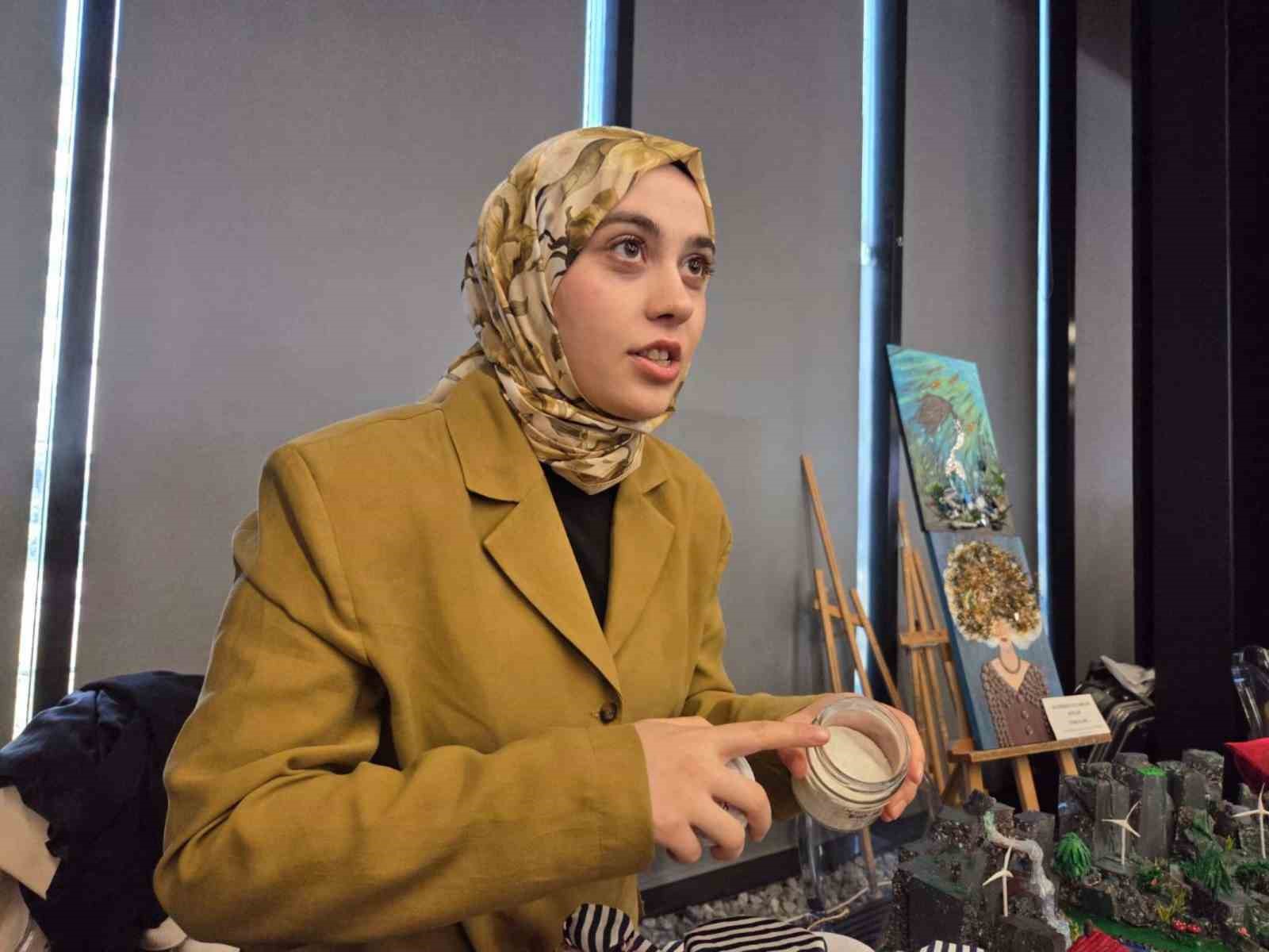 Soğan kabuğu ruj oldu: Çöpe gidecekken dudaklara sürüldü
