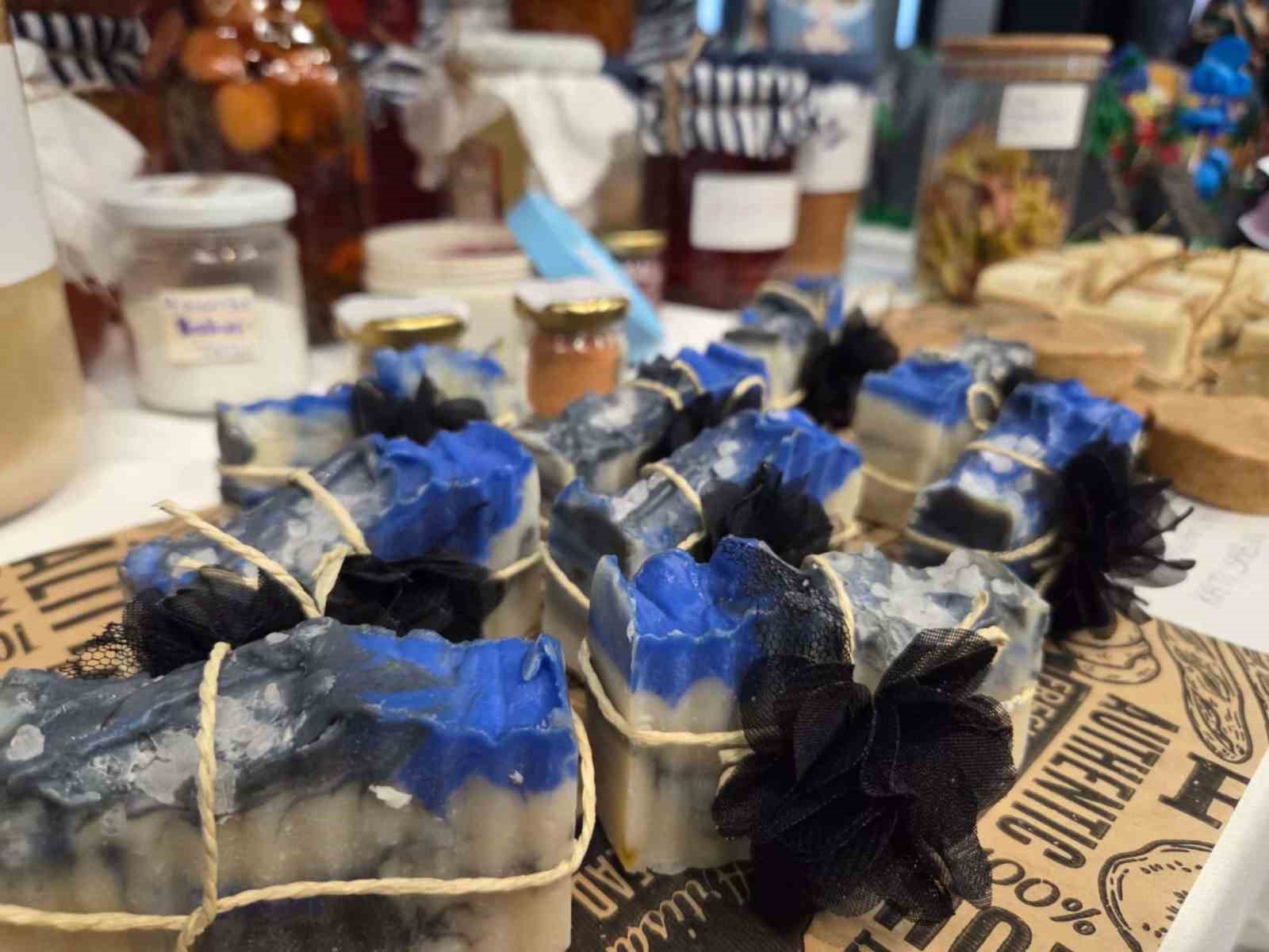 Soğan kabuğu ruj oldu: Çöpe gidecekken dudaklara sürüldü
