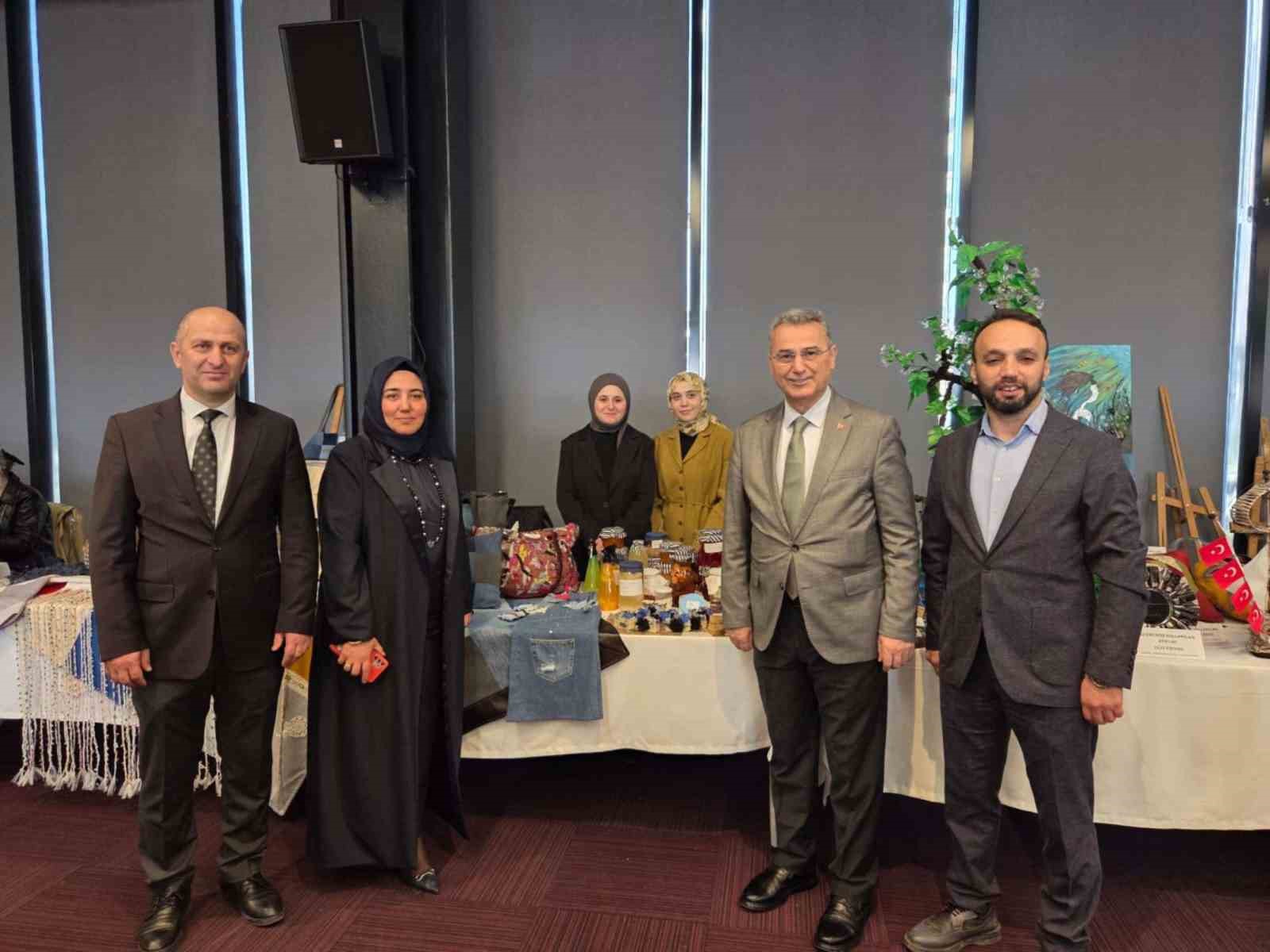 Soğan kabuğu ruj oldu: Çöpe gidecekken dudaklara sürüldü
