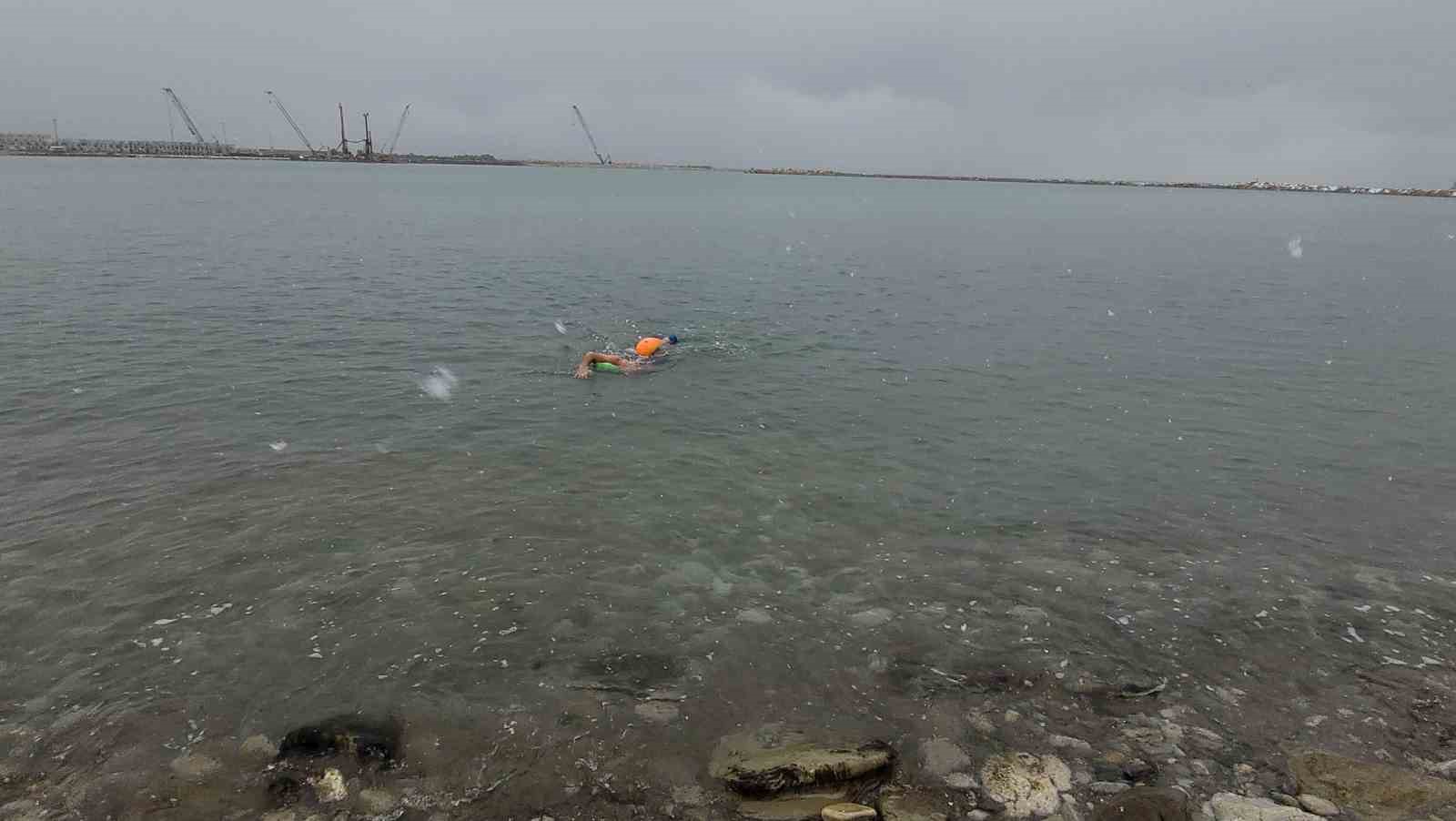 Soğuğa aldırış etmedi, kar altında denizde yüzdü
