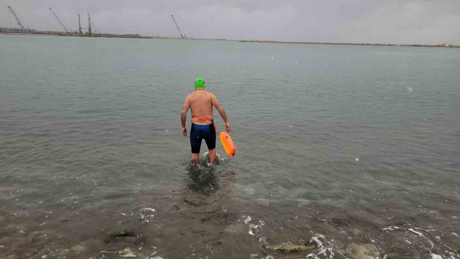 Soğuğa aldırış etmedi, kar altında denizde yüzdü
