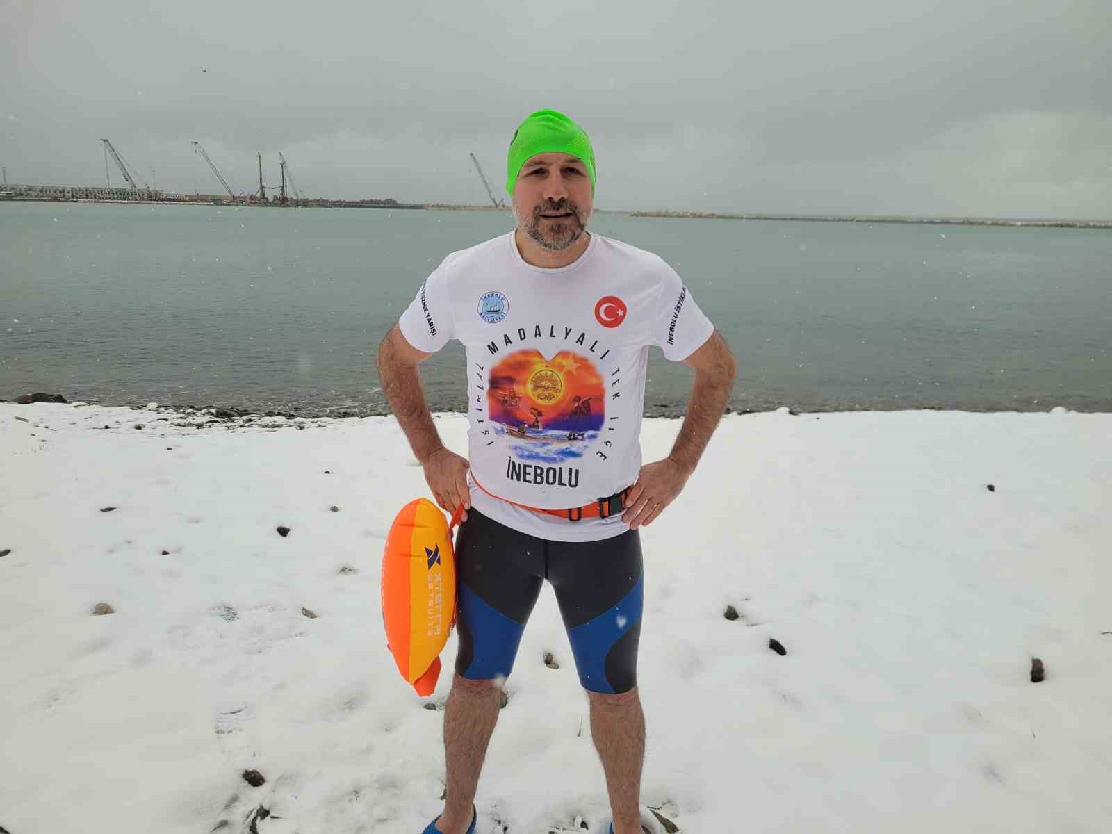 Soğuğa aldırış etmedi, kar altında denizde yüzdü
