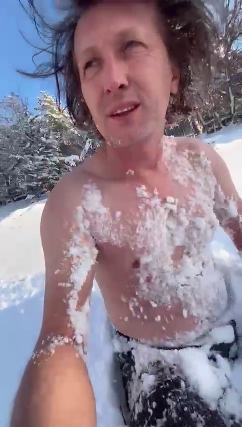 Soğuğa aldırmadan yarı çıplak şekilde kar banyosu yaptı
