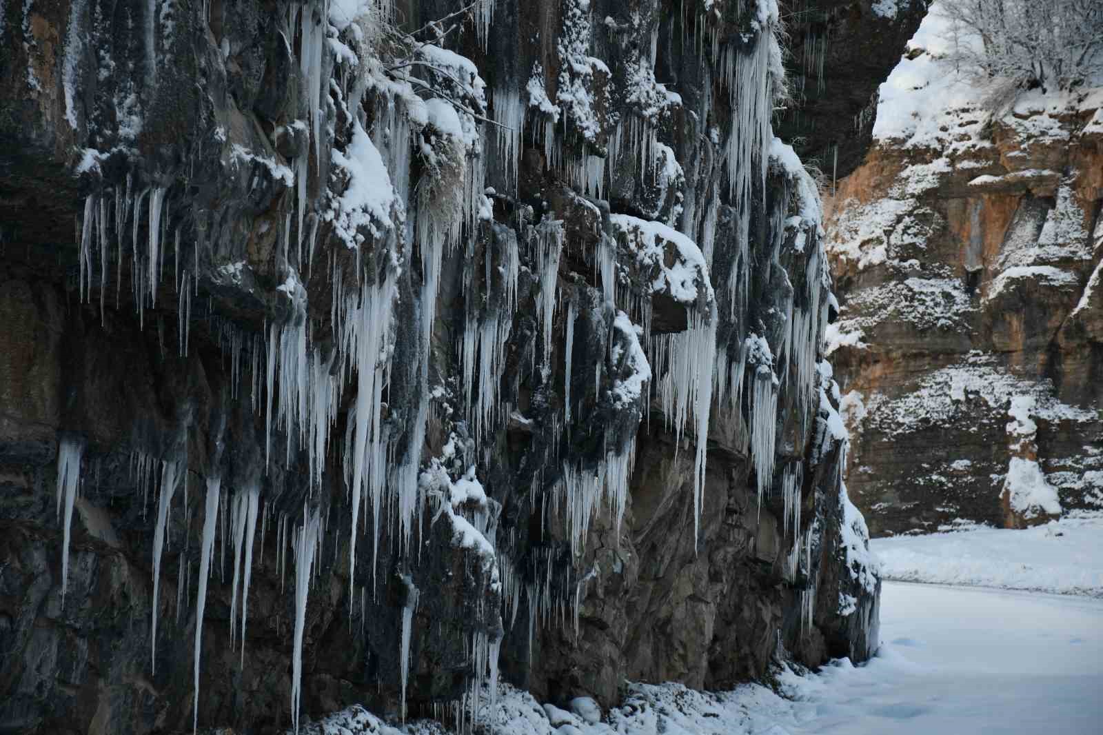 Soğuk hava Habur Çayı’nı dondurdu
