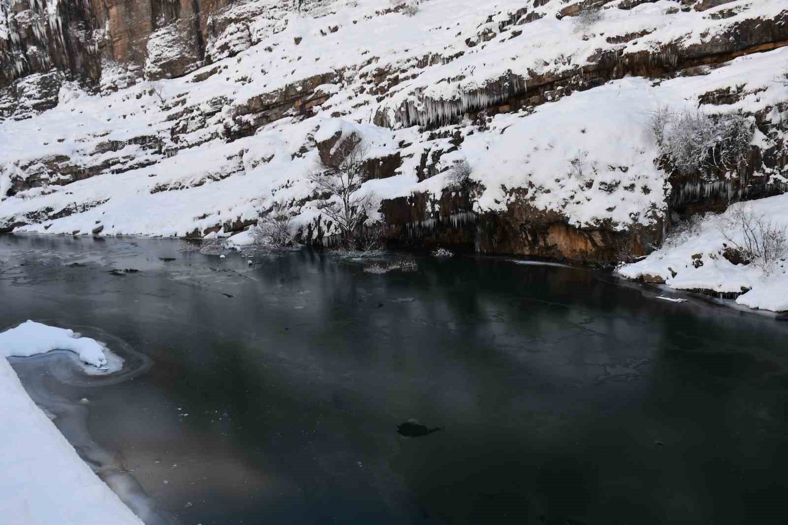 Soğuk hava Habur Çayı’nı dondurdu

