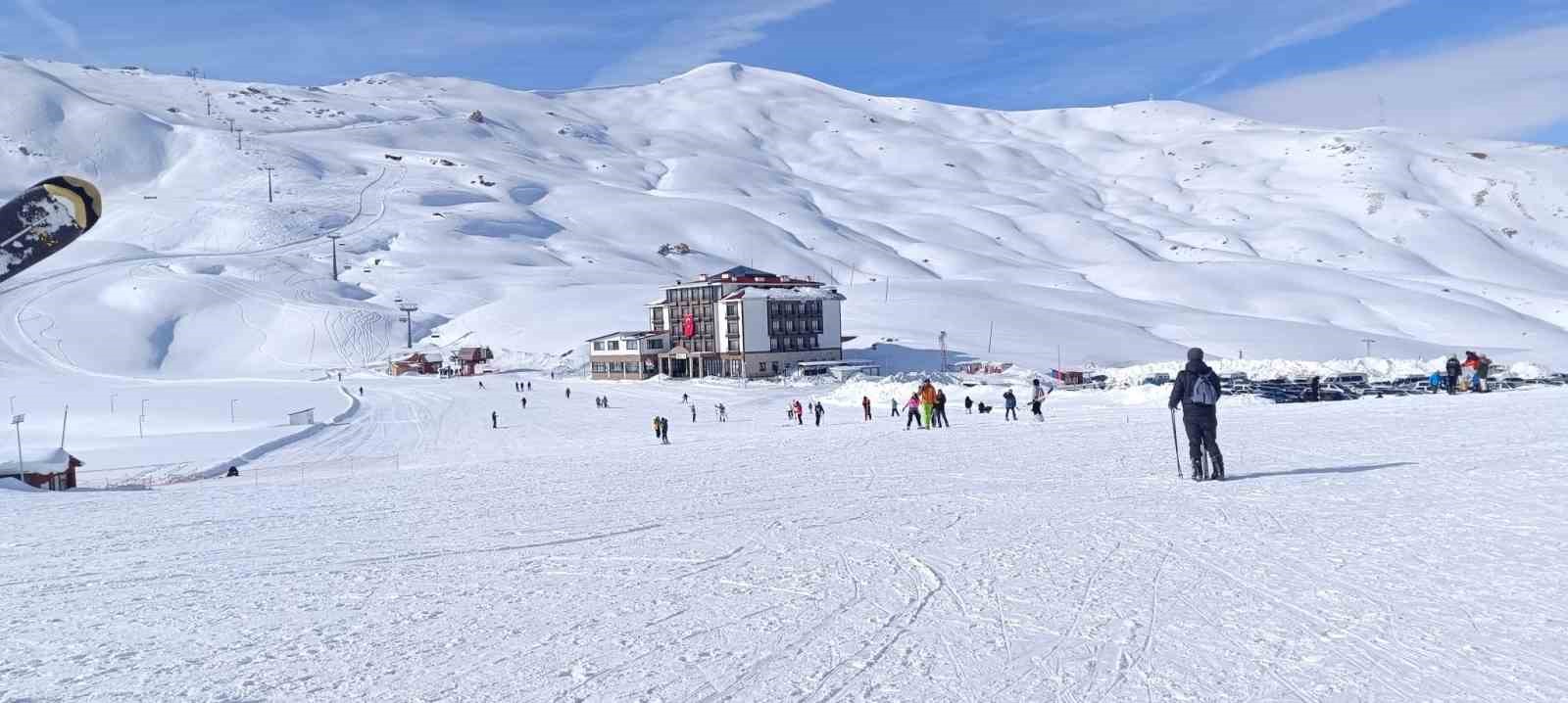 Soğuk hava kayak keyfini gölgede bıraktı
