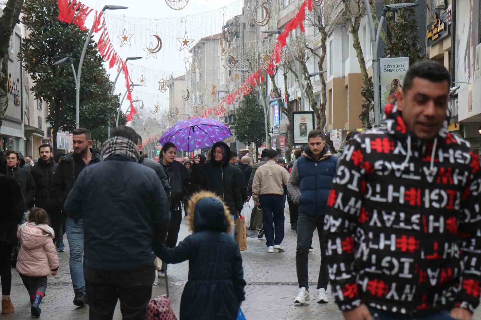 Soğuk hava ve yağmur bayram alışverişine engel olamadı
