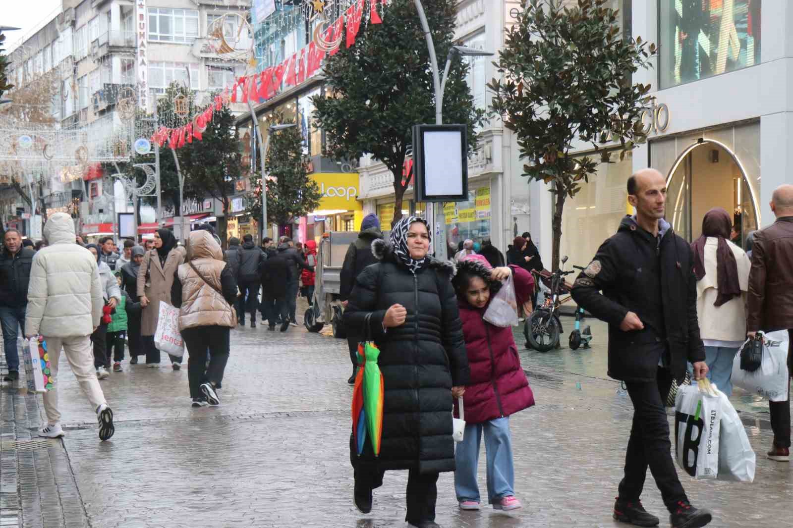 Soğuk hava ve yağmur bayram alışverişine engel olamadı
