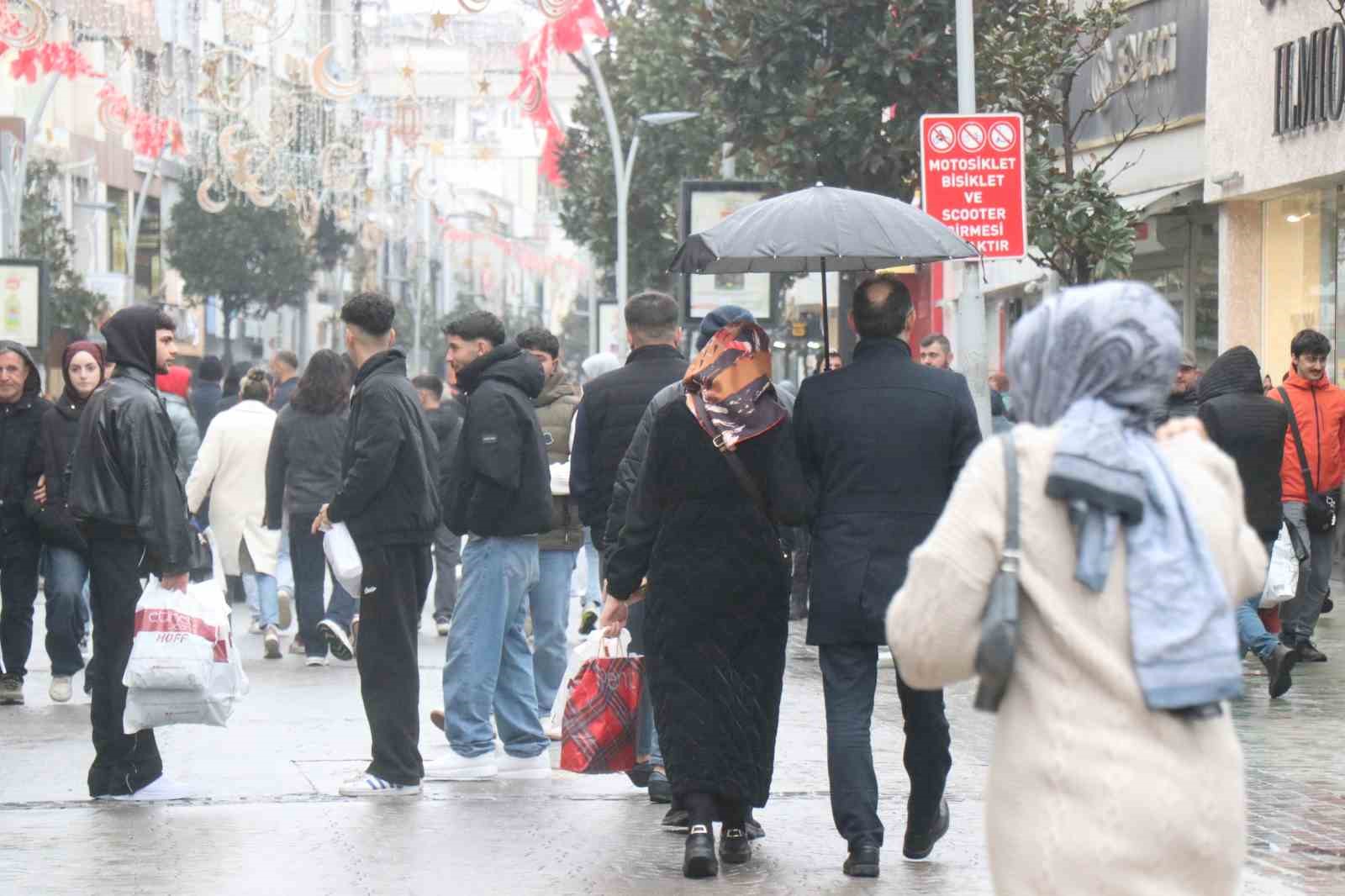 Soğuk hava ve yağmur bayram alışverişine engel olamadı
