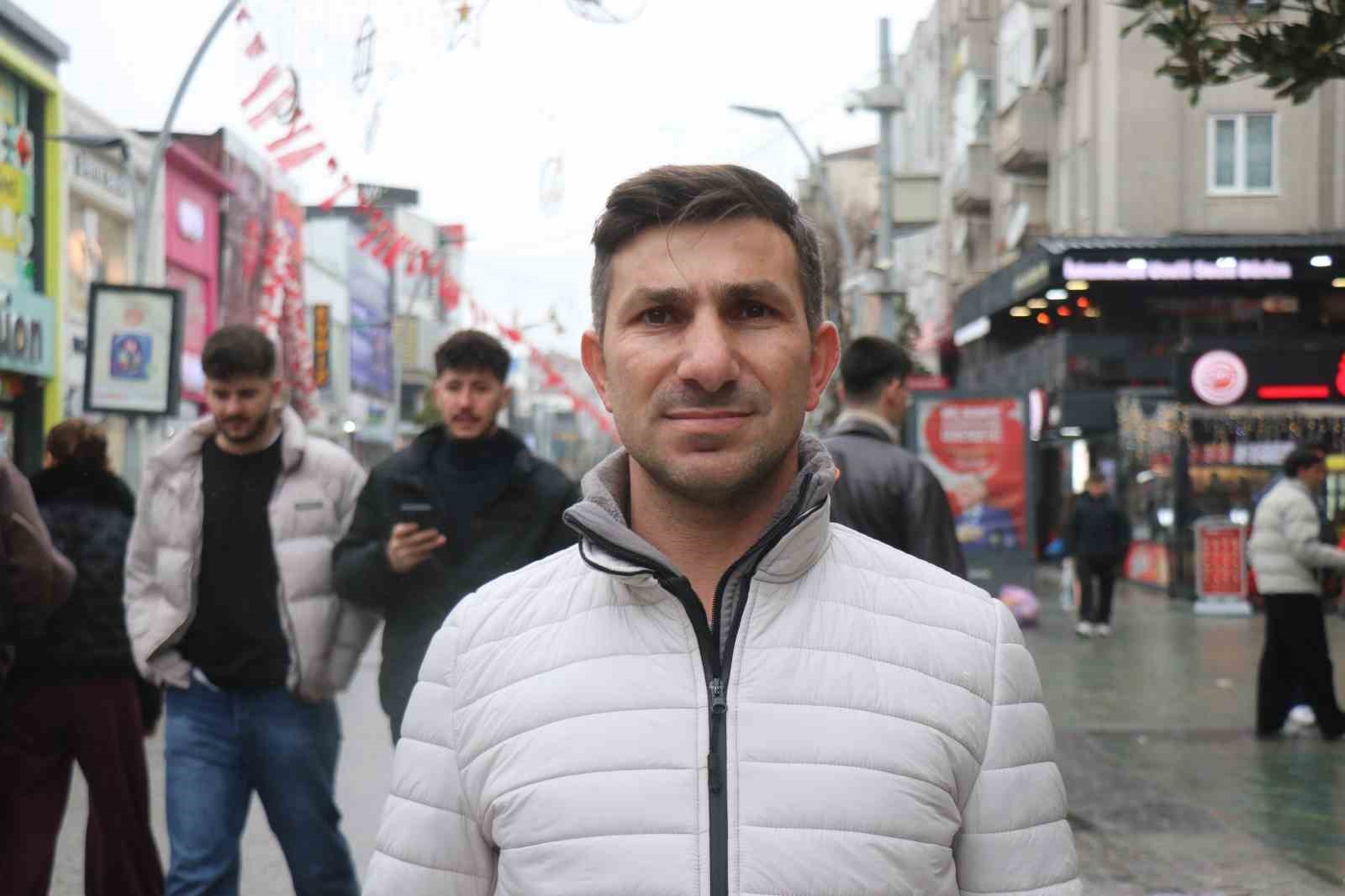 Soğuk hava ve yağmur bayram alışverişine engel olamadı
