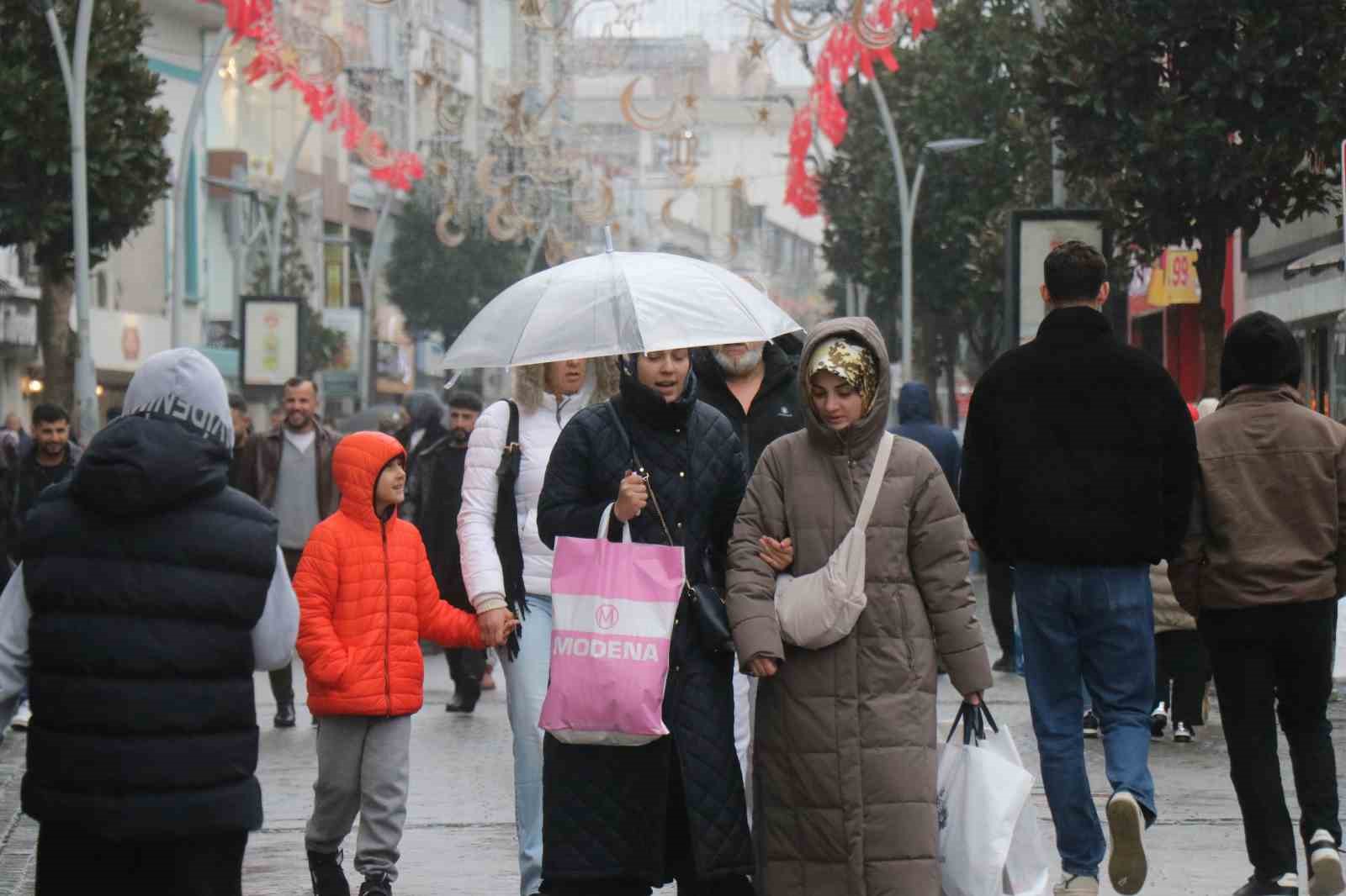 Soğuk hava ve yağmur bayram alışverişine engel olamadı
