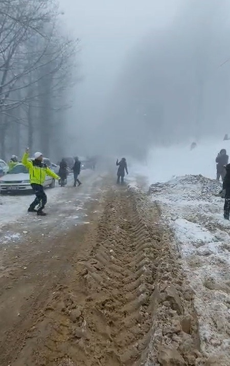 Soğuk havada sıcak görüntüler: Jandarma çocuklarla kar topu savaşı yaptı
