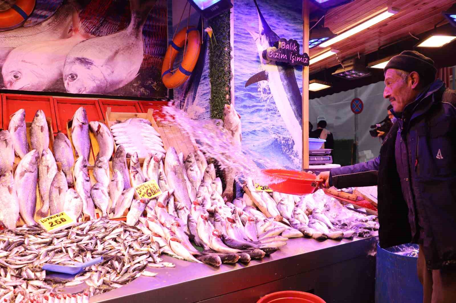 Soğuk havalar, balık tezgahlarını da vurdu
