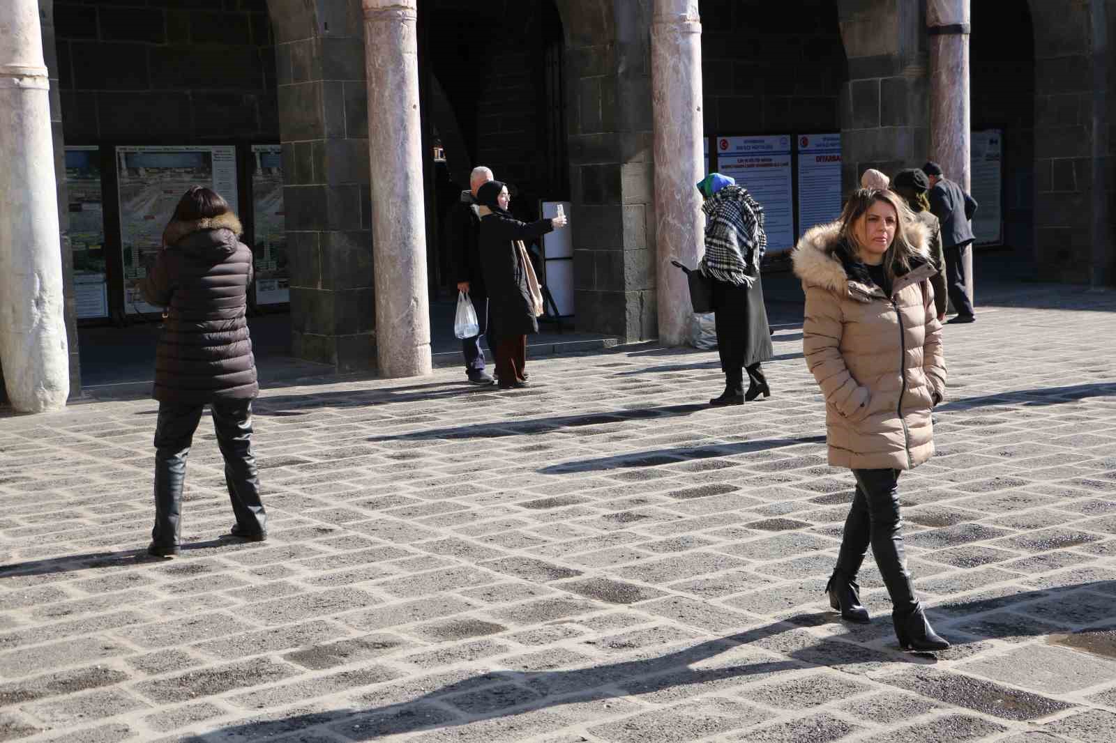 Soğuk havalar da turistleri durdurmadı: Diyarbakır misafirlerini ağırlamaya devam ediyor
