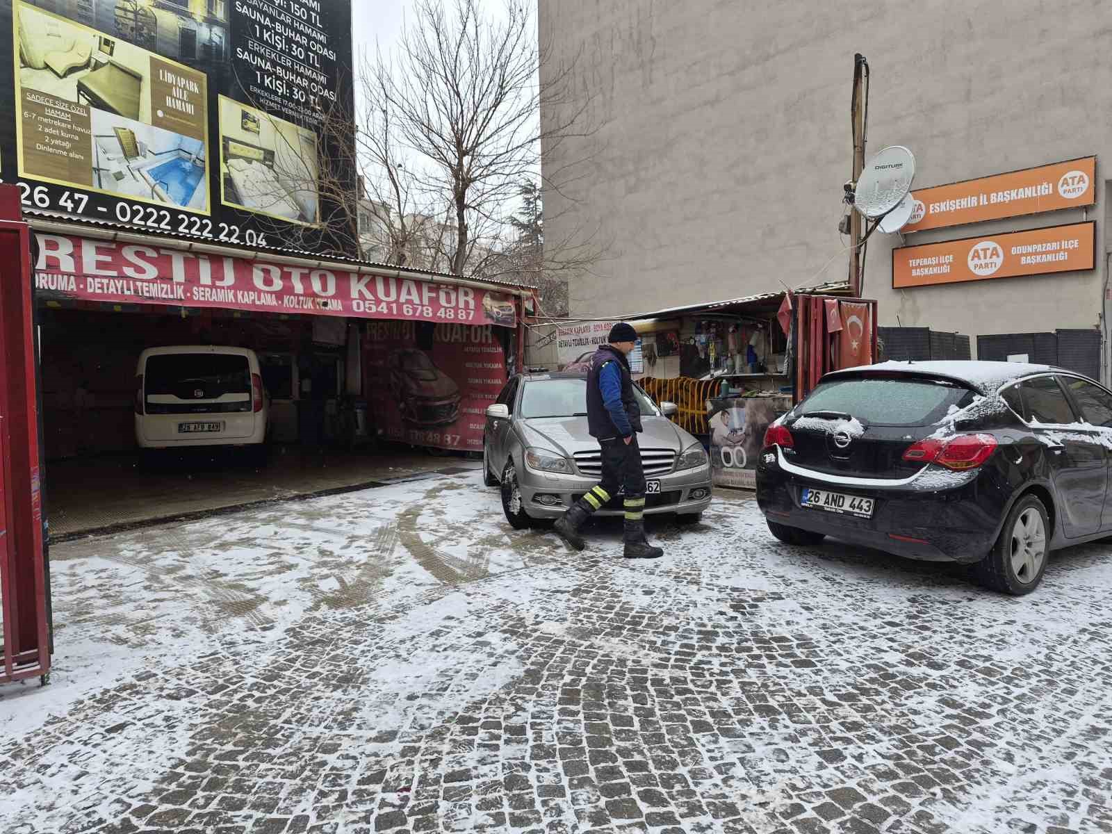 Soğuk havalar oto yıkamacılarda işleri durdurdu
