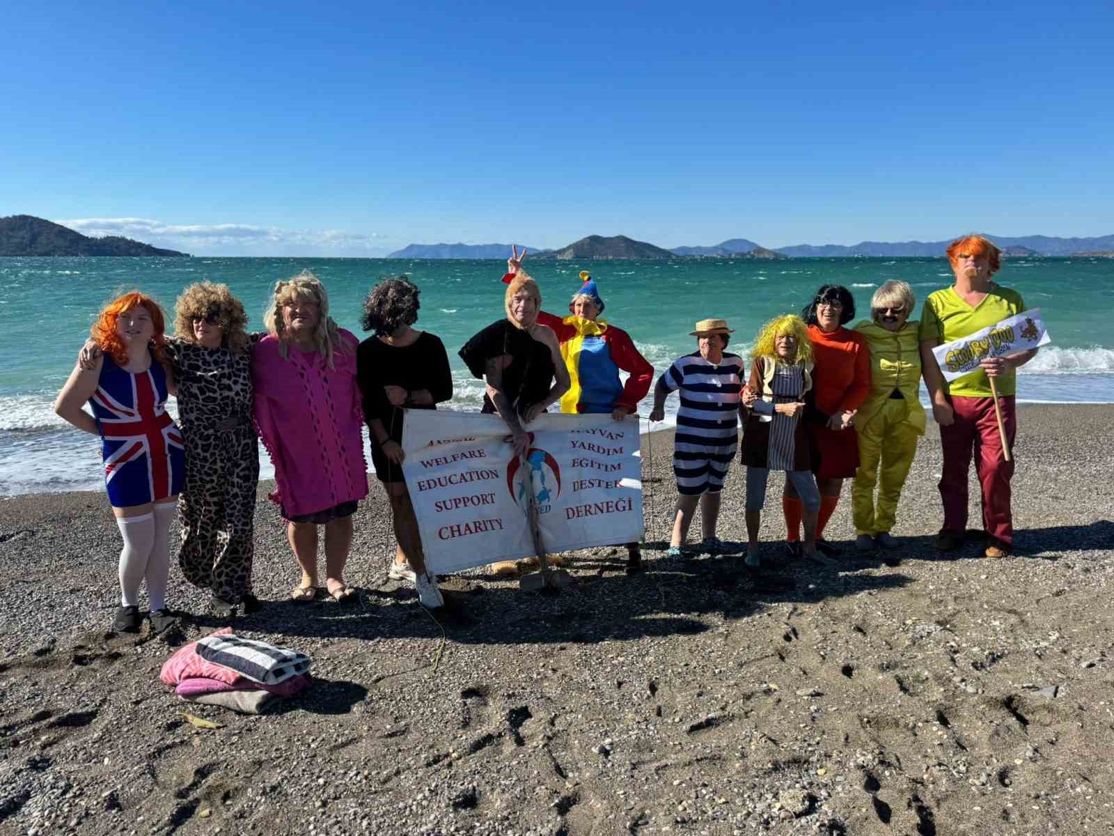 Soğuk havaya aldırmadılar, çocuklar ve hayvanlar için denize girdiler

