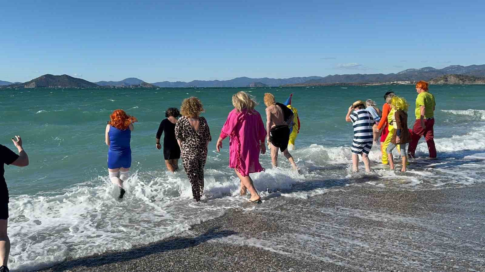 Soğuk havaya aldırmadılar, çocuklar ve hayvanlar için denize girdiler
