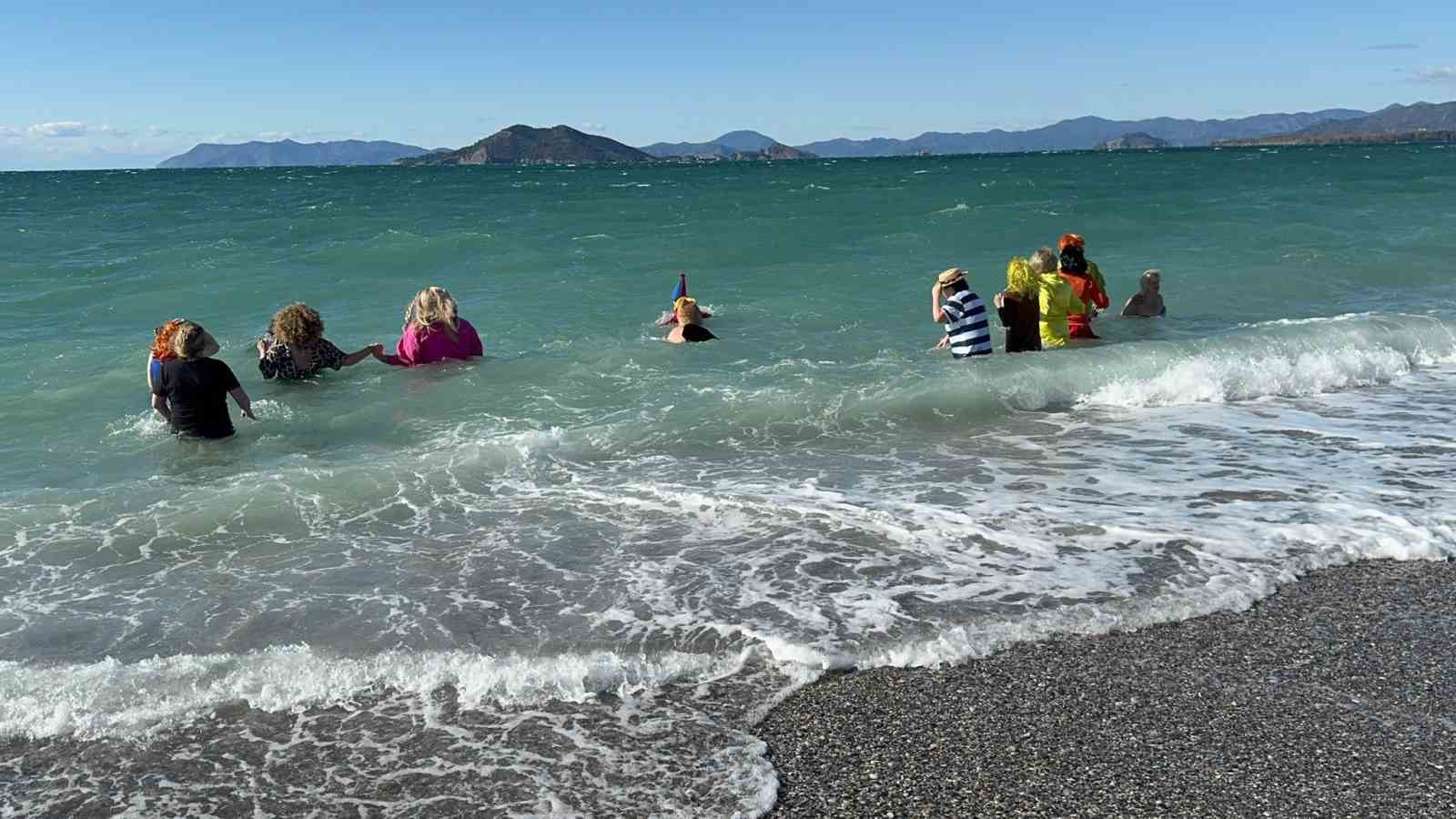 Soğuk havaya aldırmadılar, çocuklar ve hayvanlar için denize girdiler

