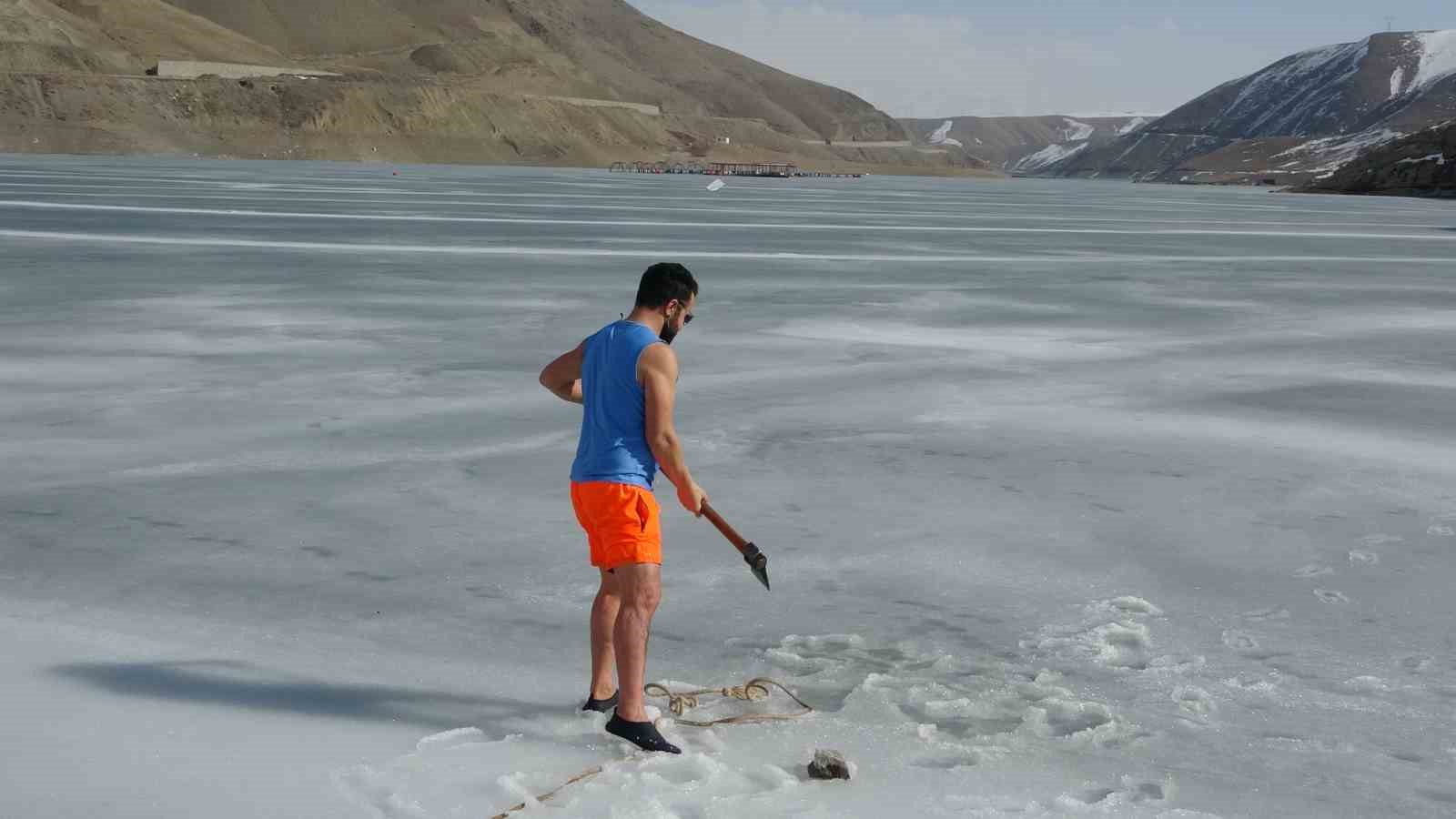 Soğuk suya sıcak dokunuş: Maceracı öğretmen buzu kırıp girdiği suda çayını yudumladı
