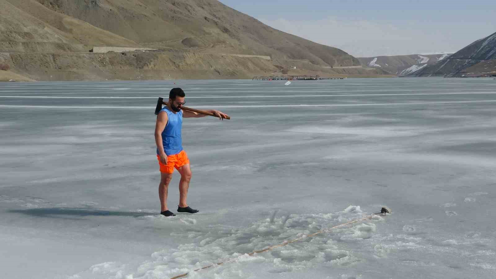 Soğuk suya sıcak dokunuş: Maceracı öğretmen buzu kırıp girdiği suda çayını yudumladı
