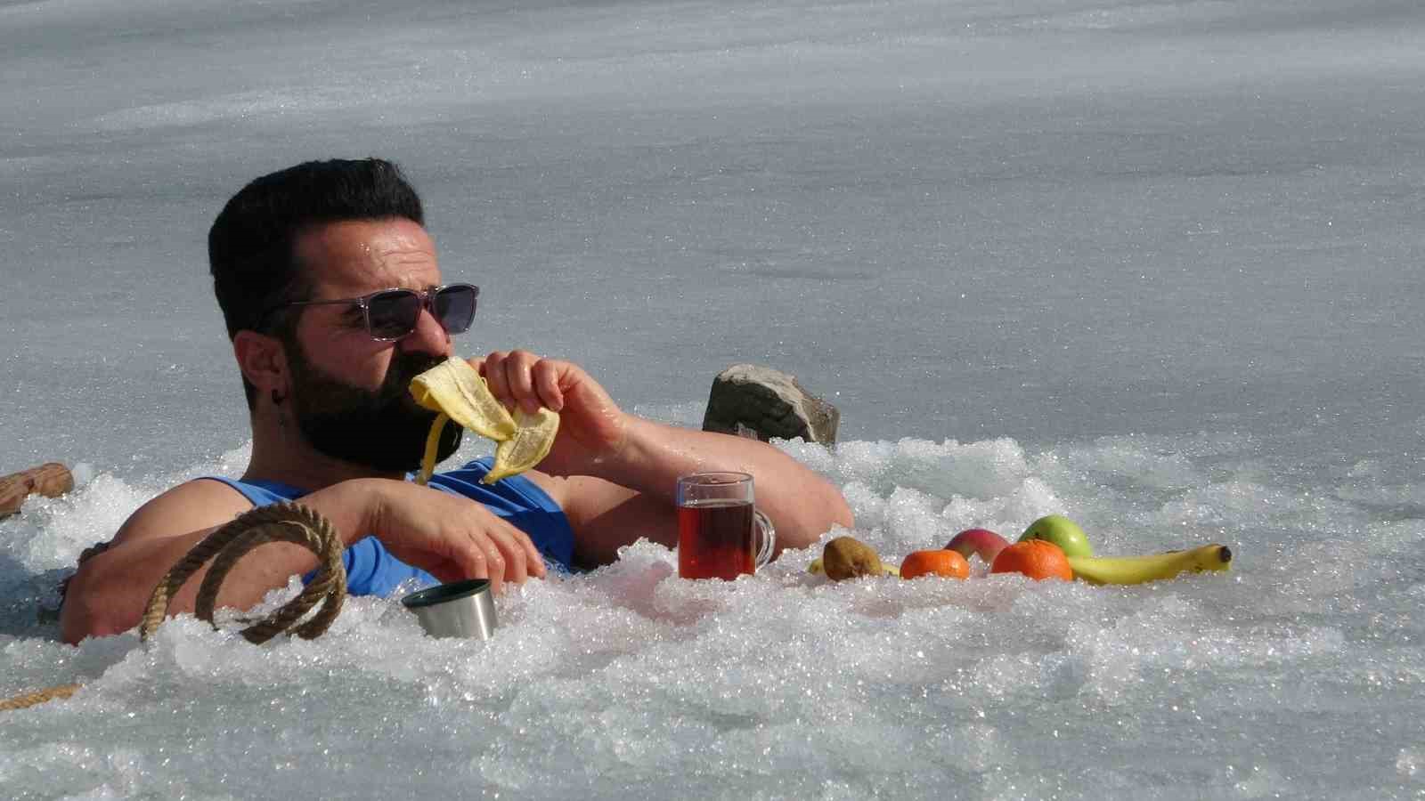 Soğuk suya sıcak dokunuş: Maceracı öğretmen buzu kırıp girdiği suda çayını yudumladı
