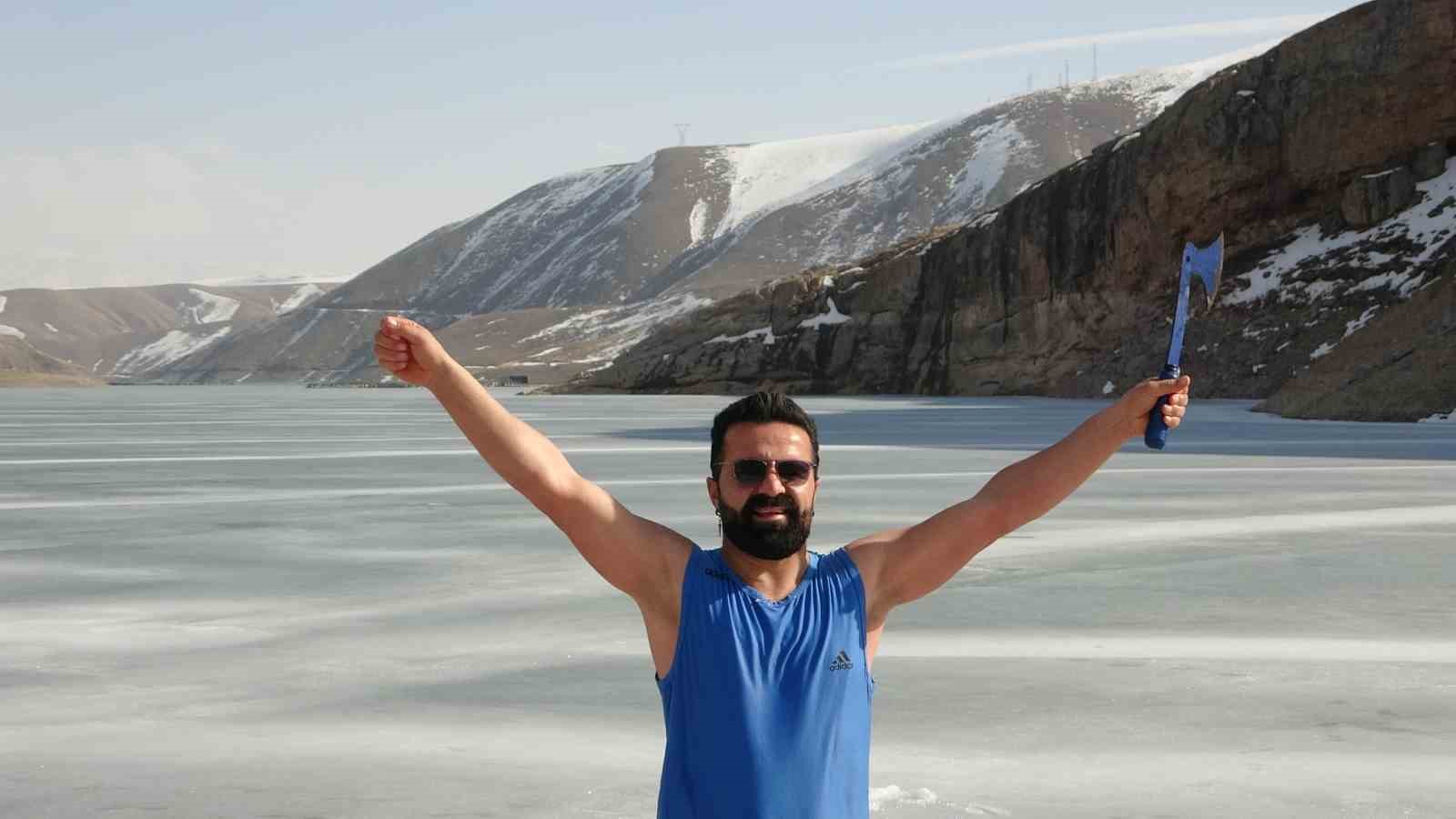 Soğuk suya sıcak dokunuş: Maceracı öğretmen buzu kırıp girdiği suda çayını yudumladı
