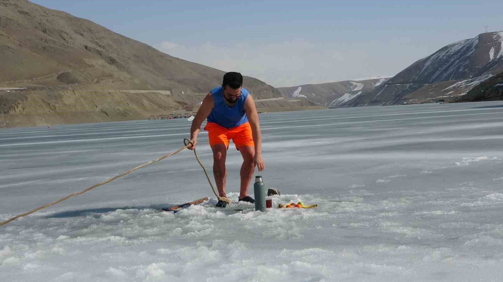 Soğuk suya sıcak dokunuş: Maceracı öğretmen buzu kırıp girdiği suda çayını yudumladı

