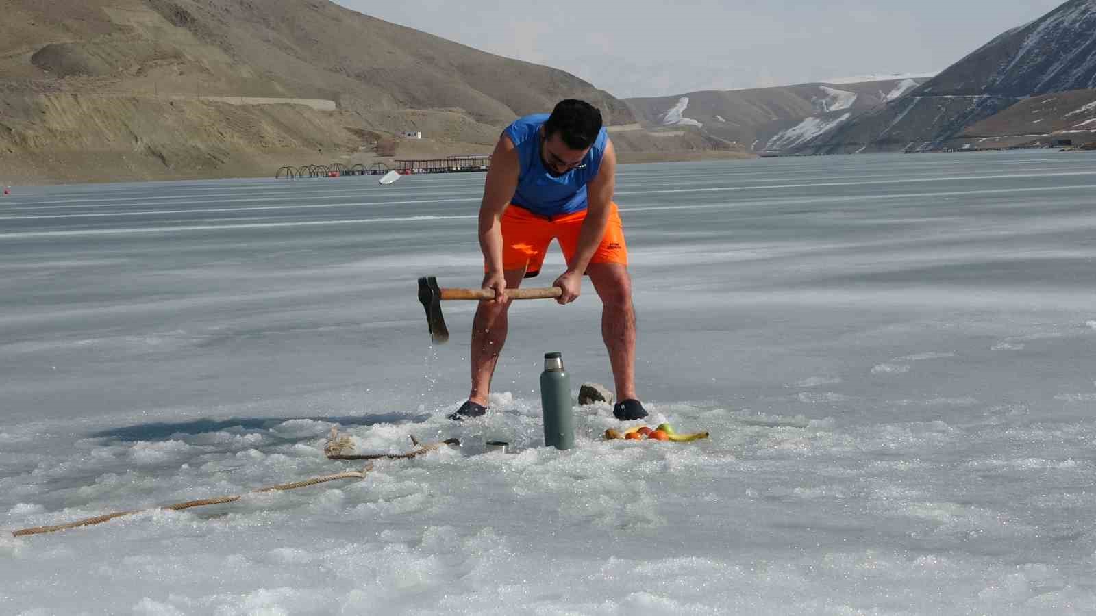 Soğuk suya sıcak dokunuş: Maceracı öğretmen buzu kırıp girdiği suda çayını yudumladı
