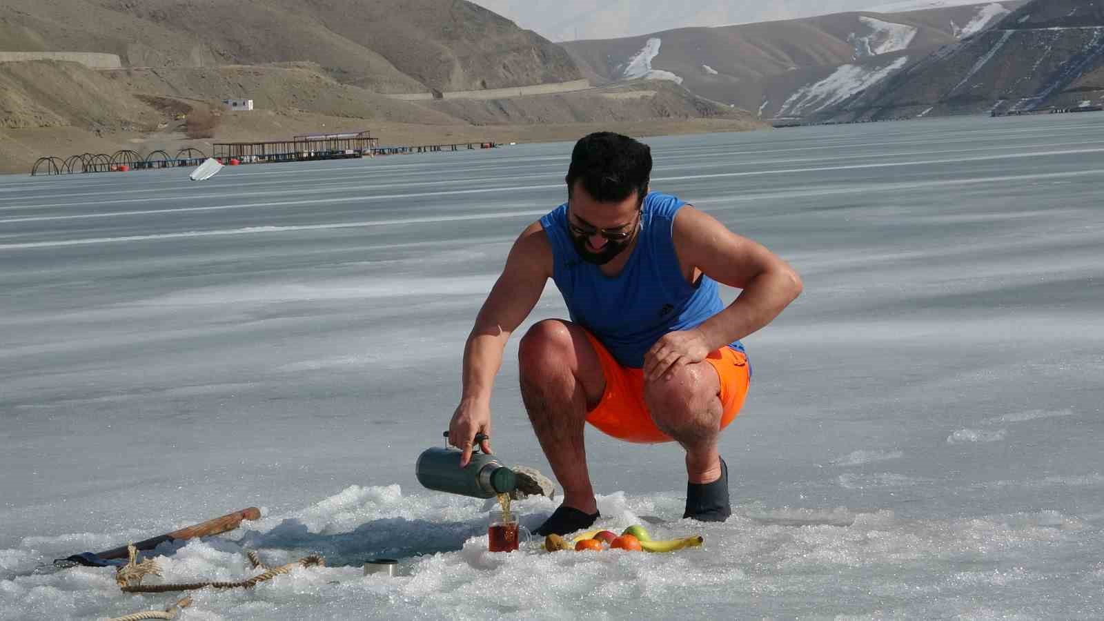 Soğuk suya sıcak dokunuş: Maceracı öğretmen buzu kırıp girdiği suda çayını yudumladı
