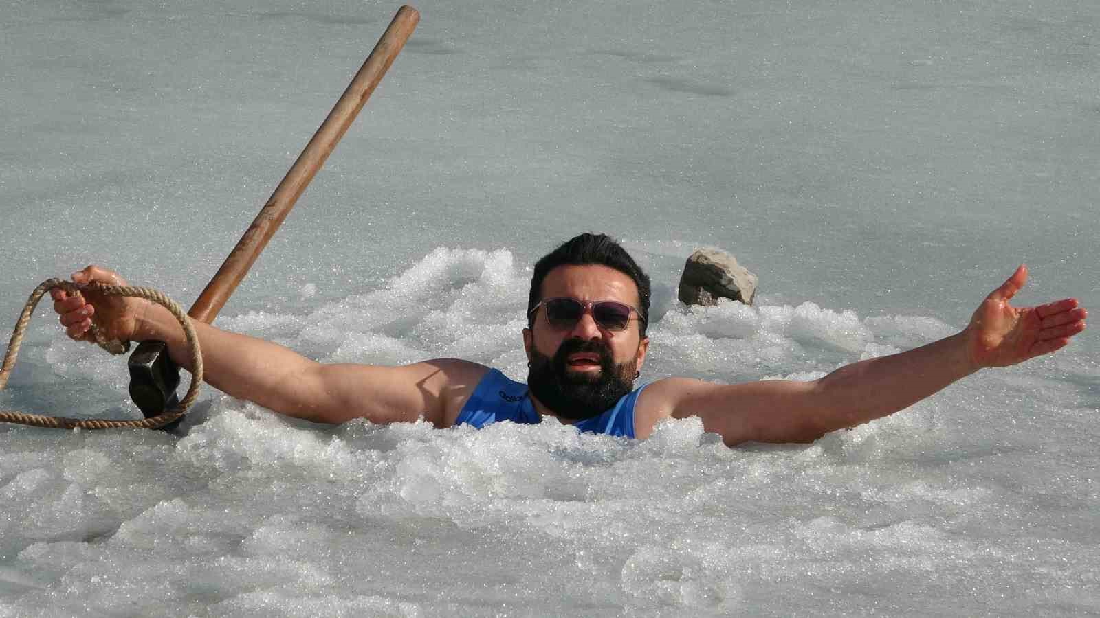 Soğuk suya sıcak dokunuş: Maceracı öğretmen buzu kırıp girdiği suda çayını yudumladı
