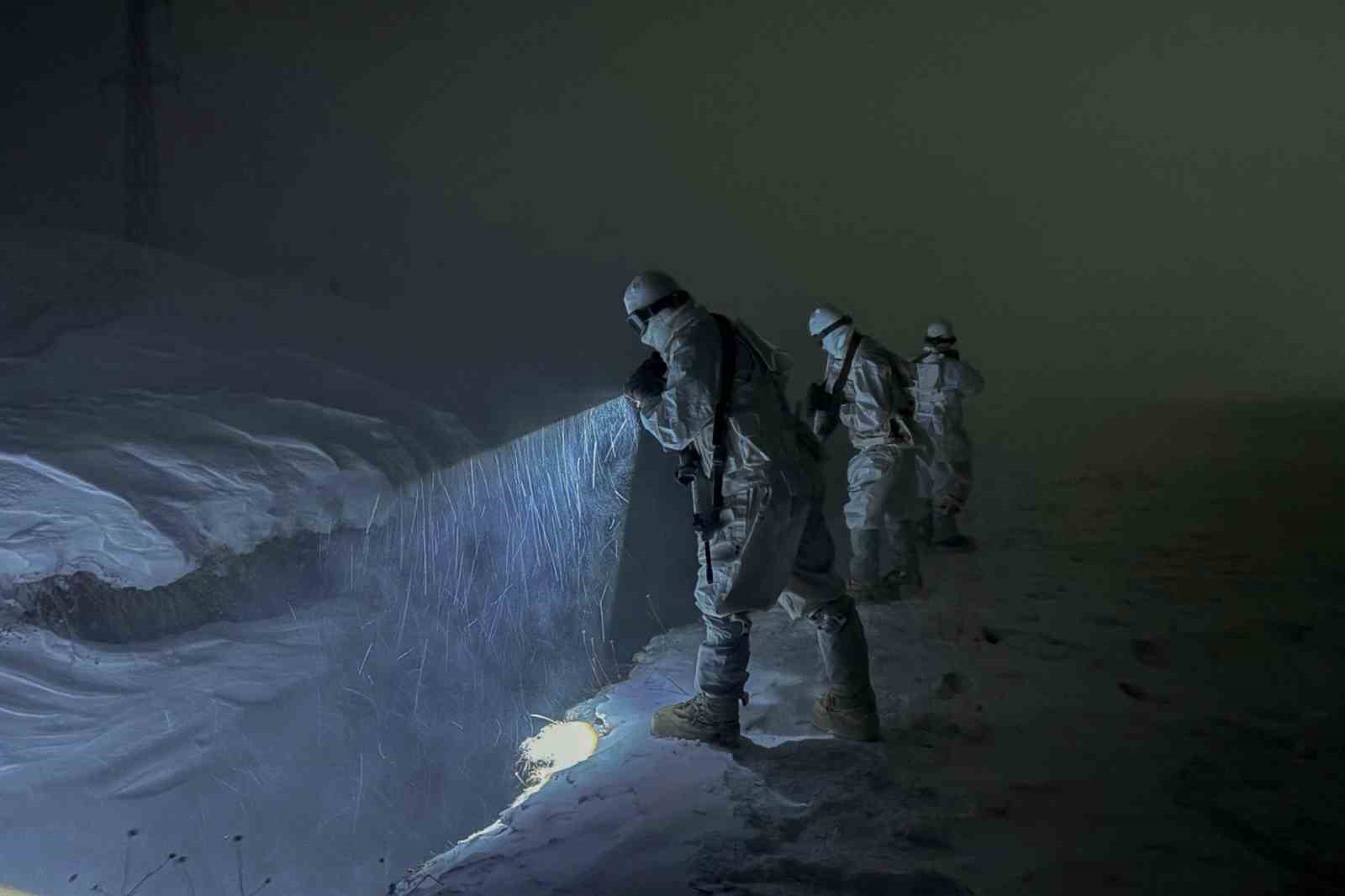 Soğuk ve kara rağmen Mehmetçik görevde
