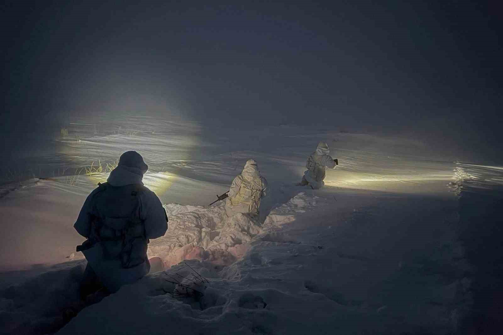 Soğuk ve kara rağmen Mehmetçik görevde
