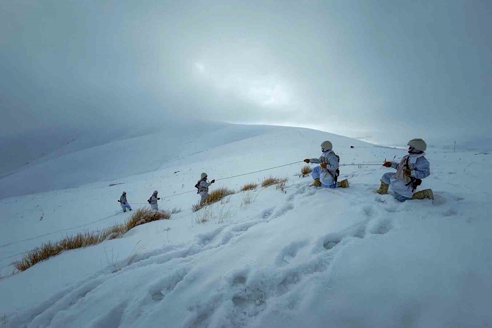 Soğuk ve kara rağmen Mehmetçik görevde
