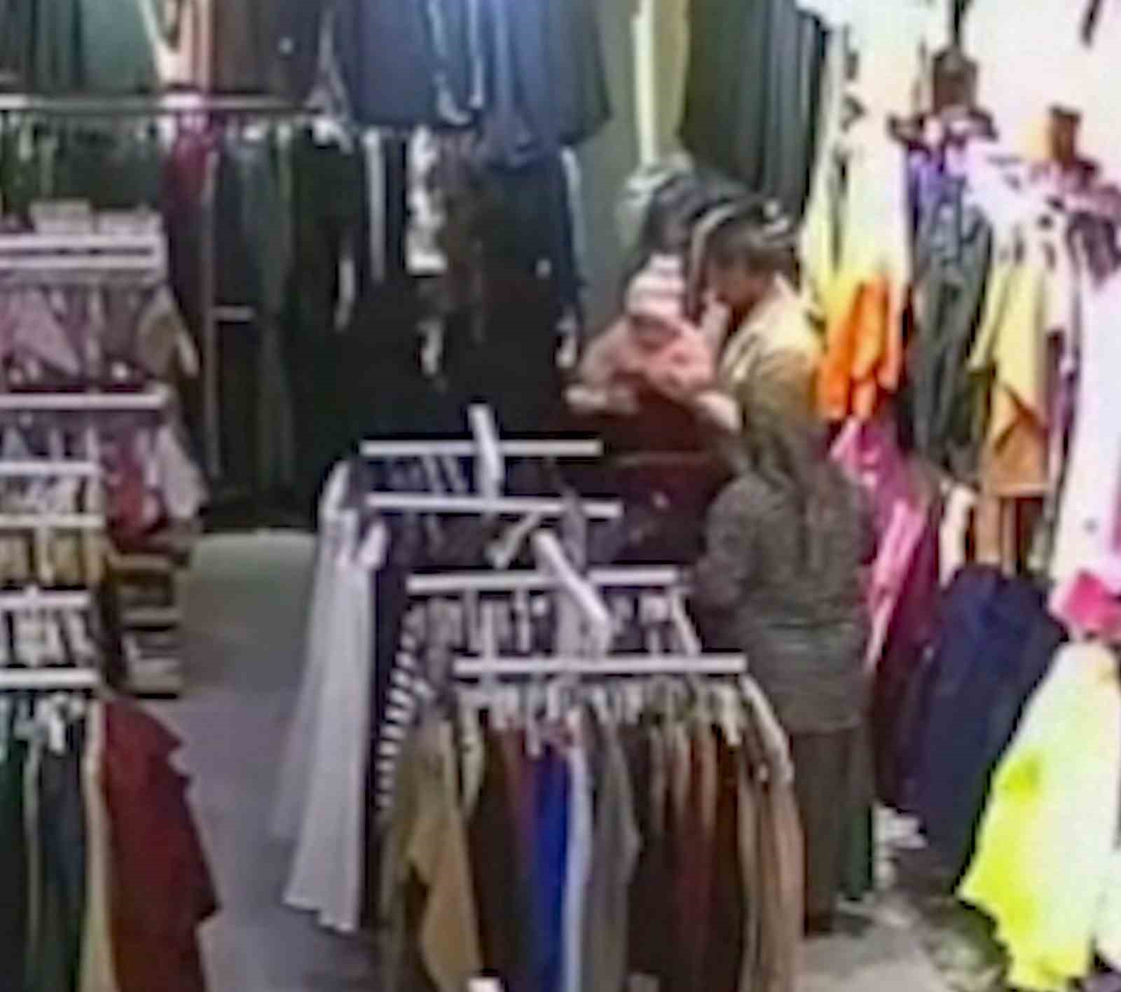 Soğukkanlı esnaf bebeği hayata bağladı
