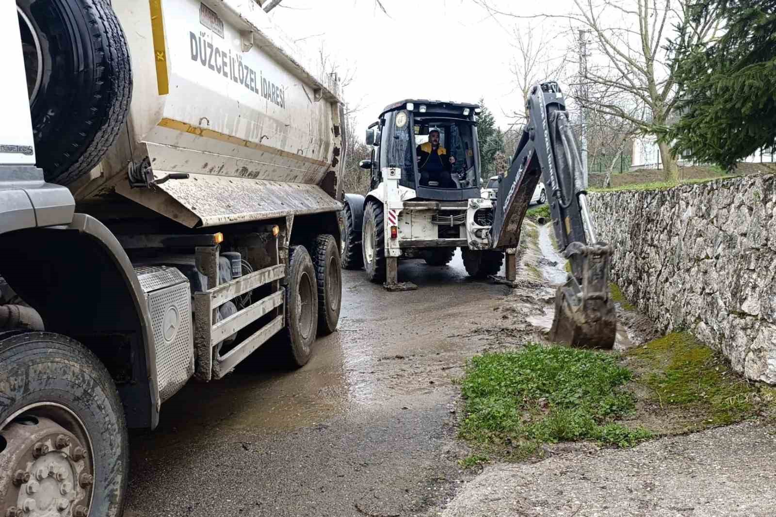 Soğukpınar Köyü’nde kanal temizliği çalışmaları sürüyor

