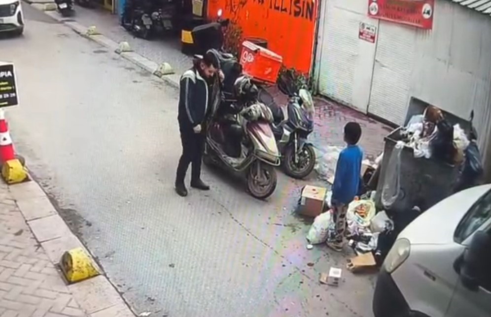 Soğukta üşüyen çocuğa ceketini çıkarıp veren kurye kameraya yansıdı
