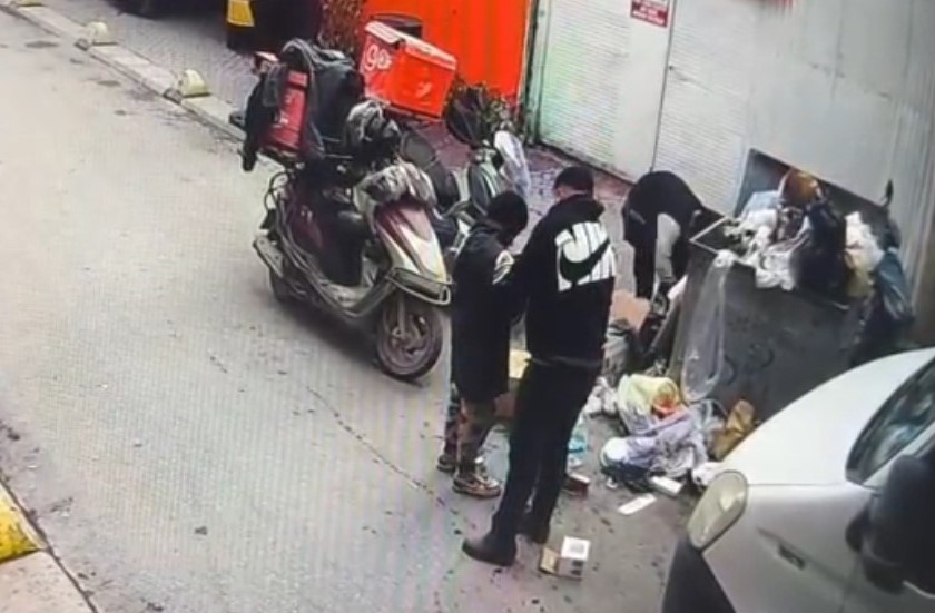 Soğukta üşüyen çocuğa ceketini çıkarıp veren kurye kameraya yansıdı
