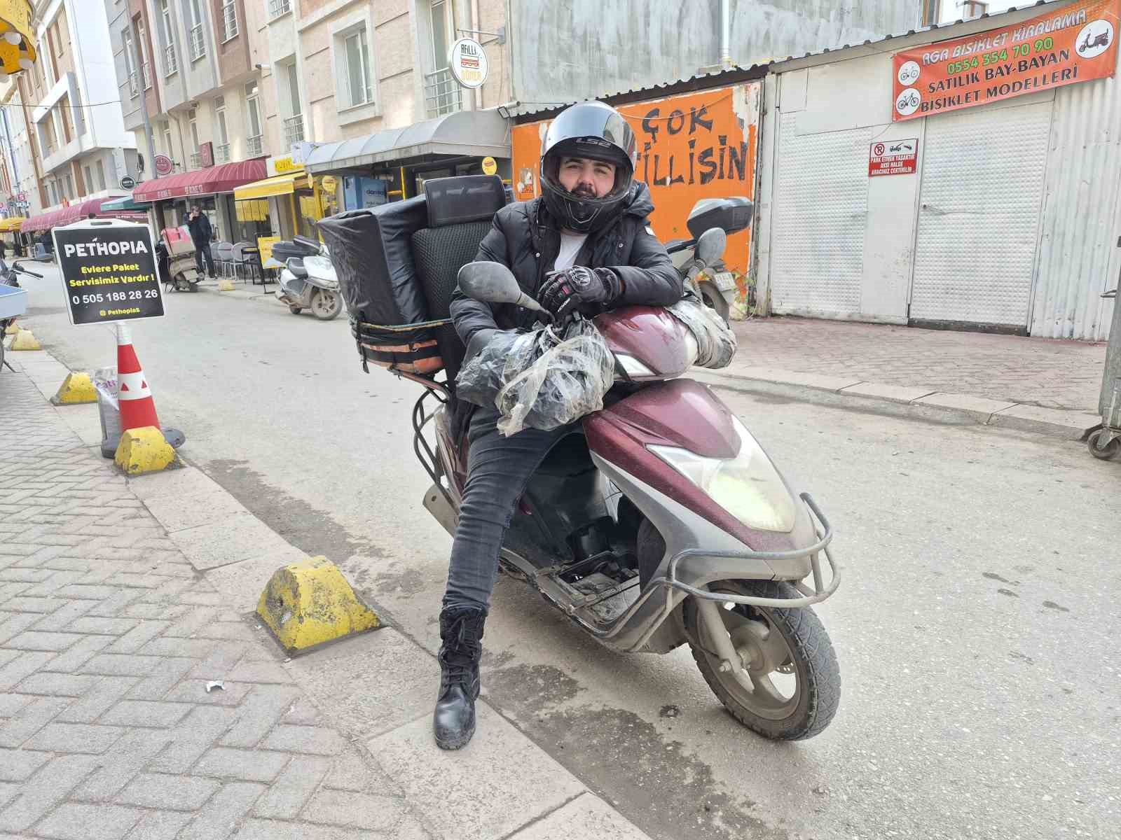 Soğukta üşüyen çocuğa ceketini çıkarıp veren kurye kameraya yansıdı
