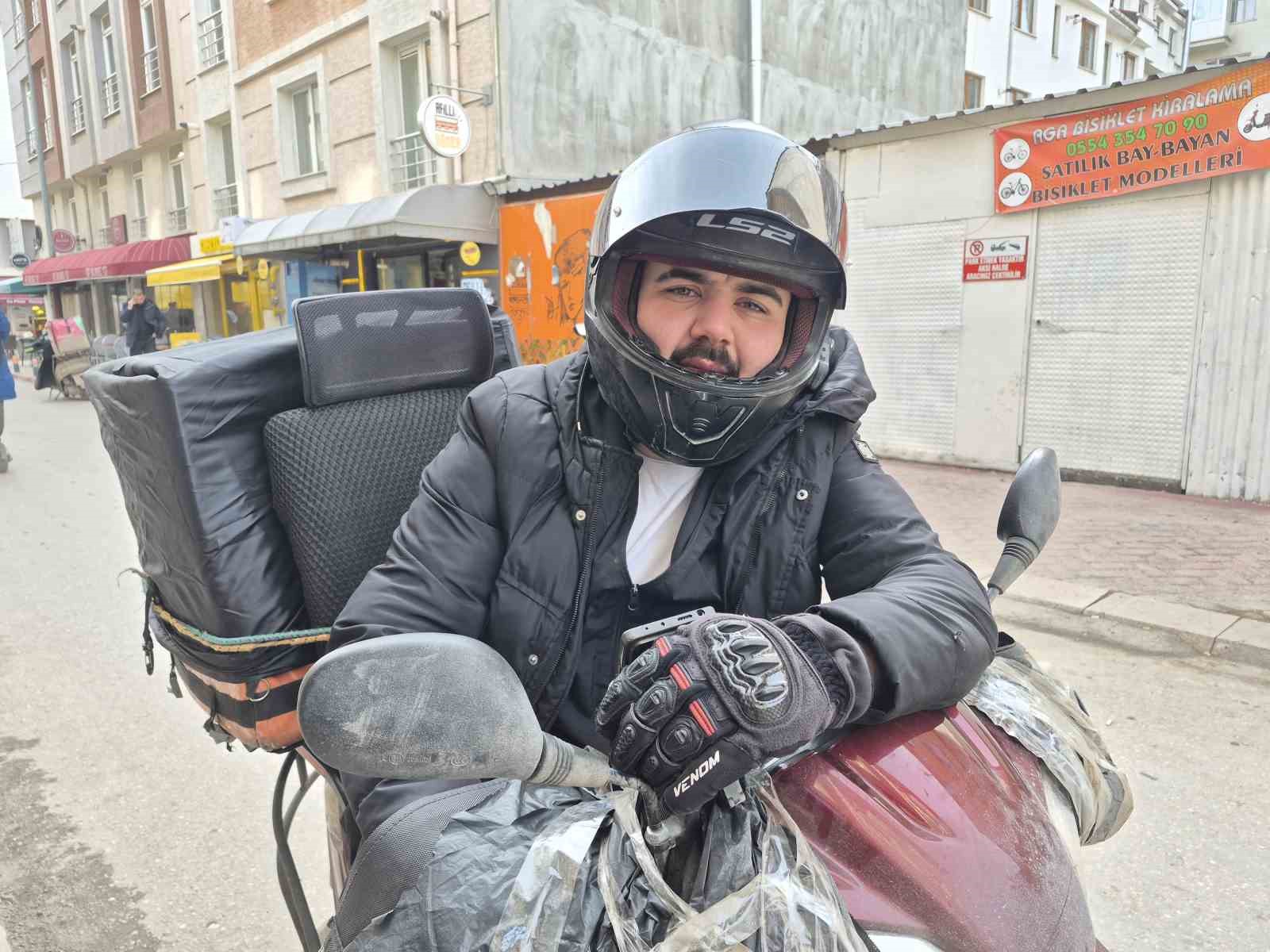 Soğukta üşüyen çocuğa ceketini çıkarıp veren kurye kameraya yansıdı
