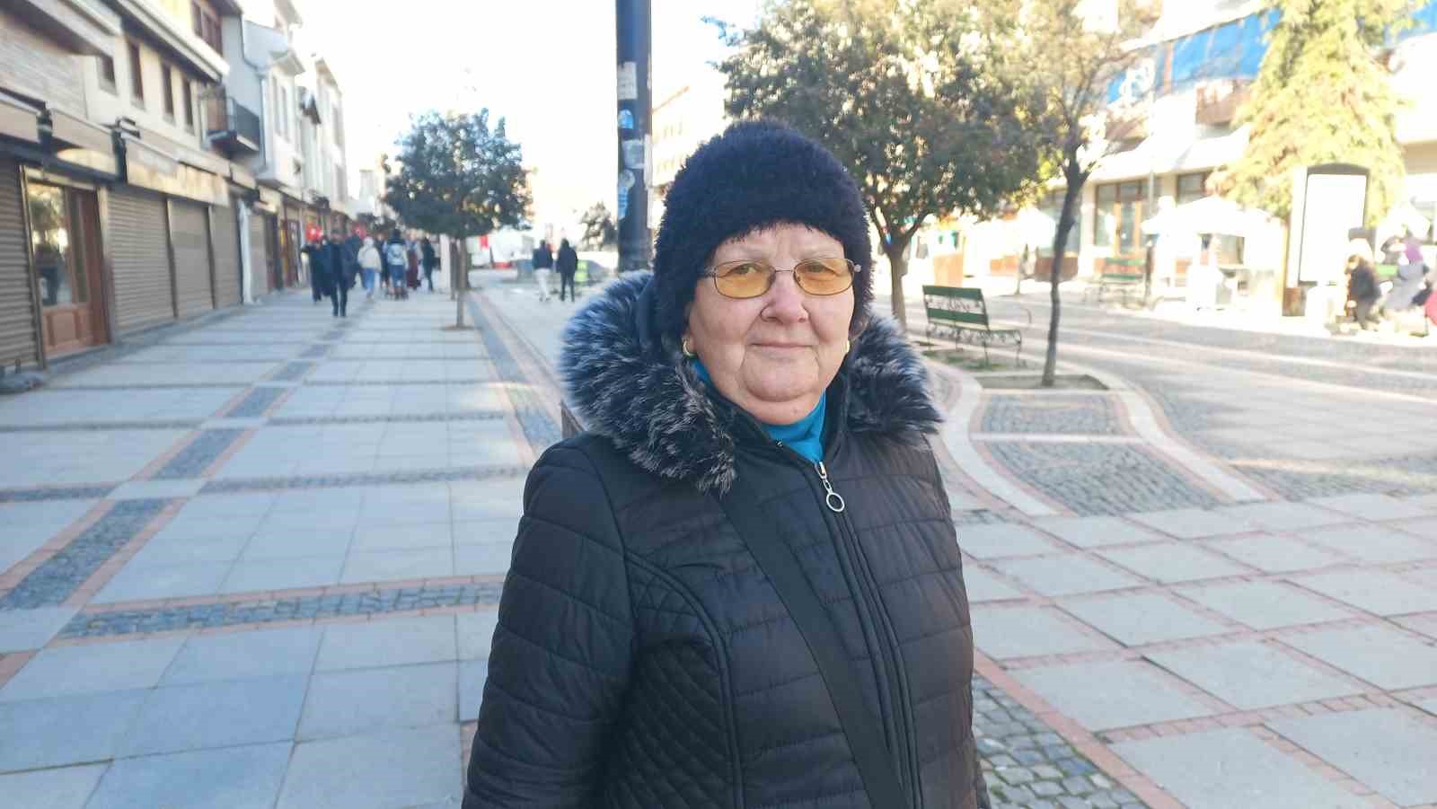 Soğukta üşüyen kuşlar için 5 kilometrelik şefkat yolculuğu
